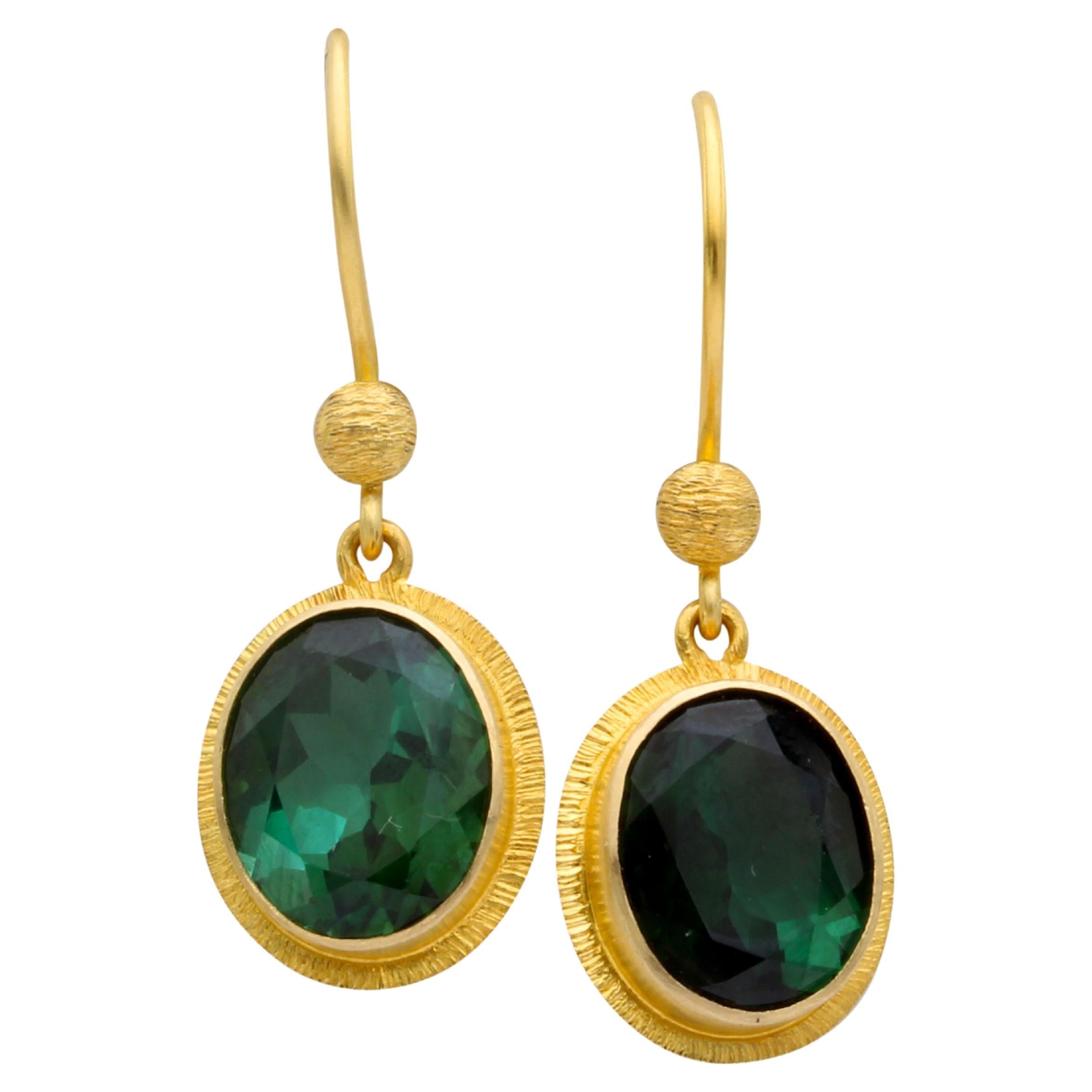Orecchini in oro 18K con tormalina verde da 6,5 carati di Steven Battelle