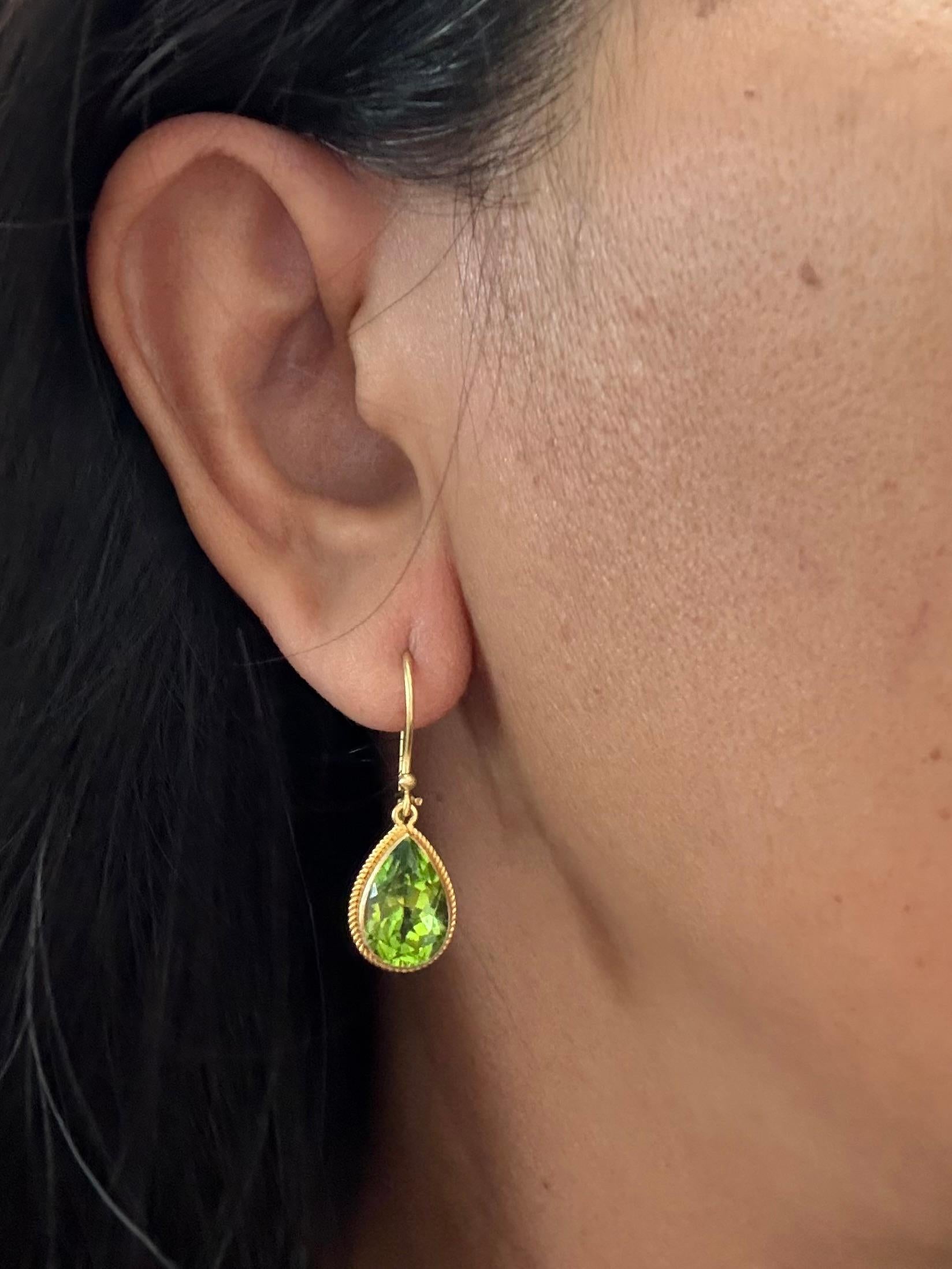 Steven Battelle Orecchini a filo in oro 18K con peridoto da 6,5 carati in vendita 4