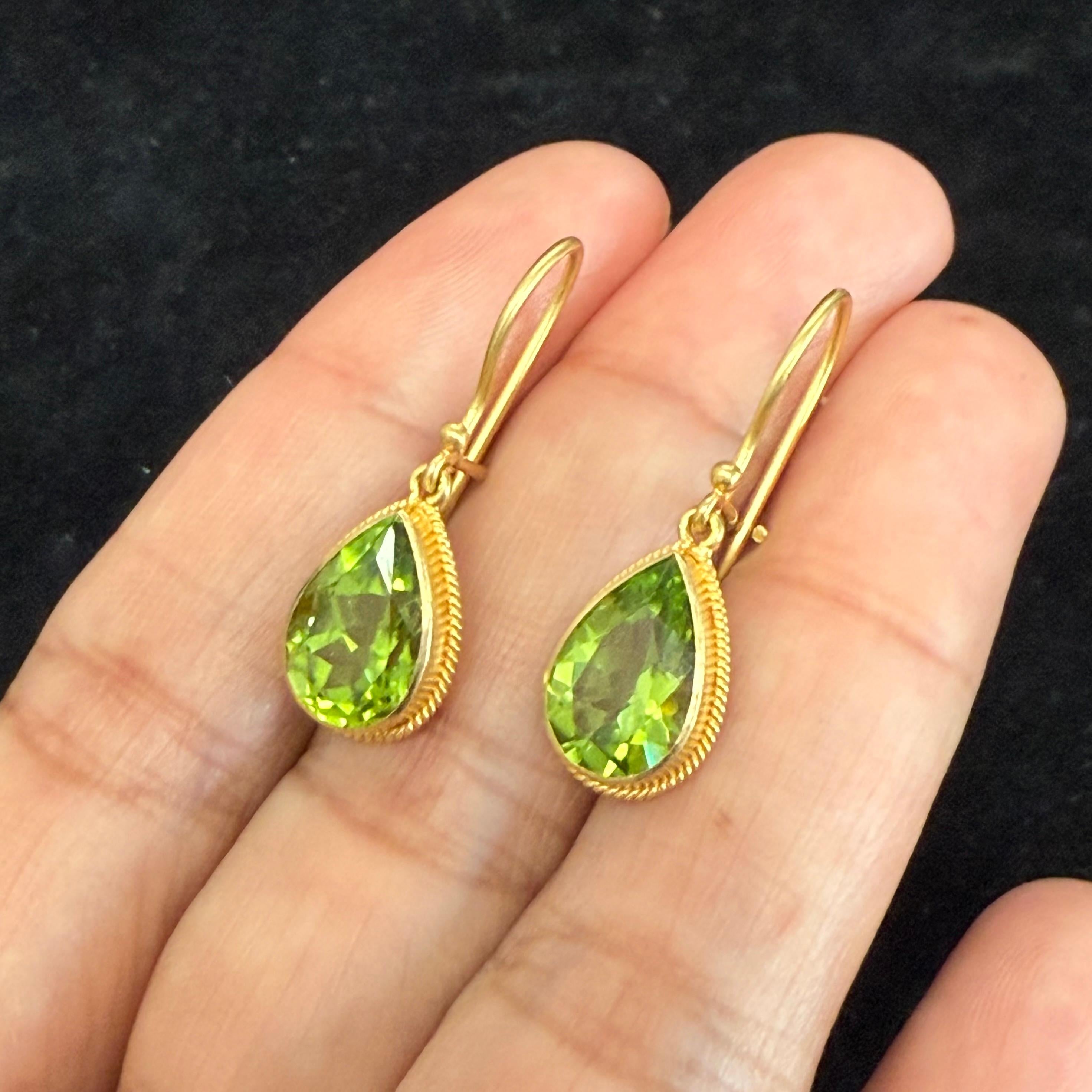 Steven Battelle Orecchini a filo in oro 18K con peridoto da 6,5 carati in vendita 5