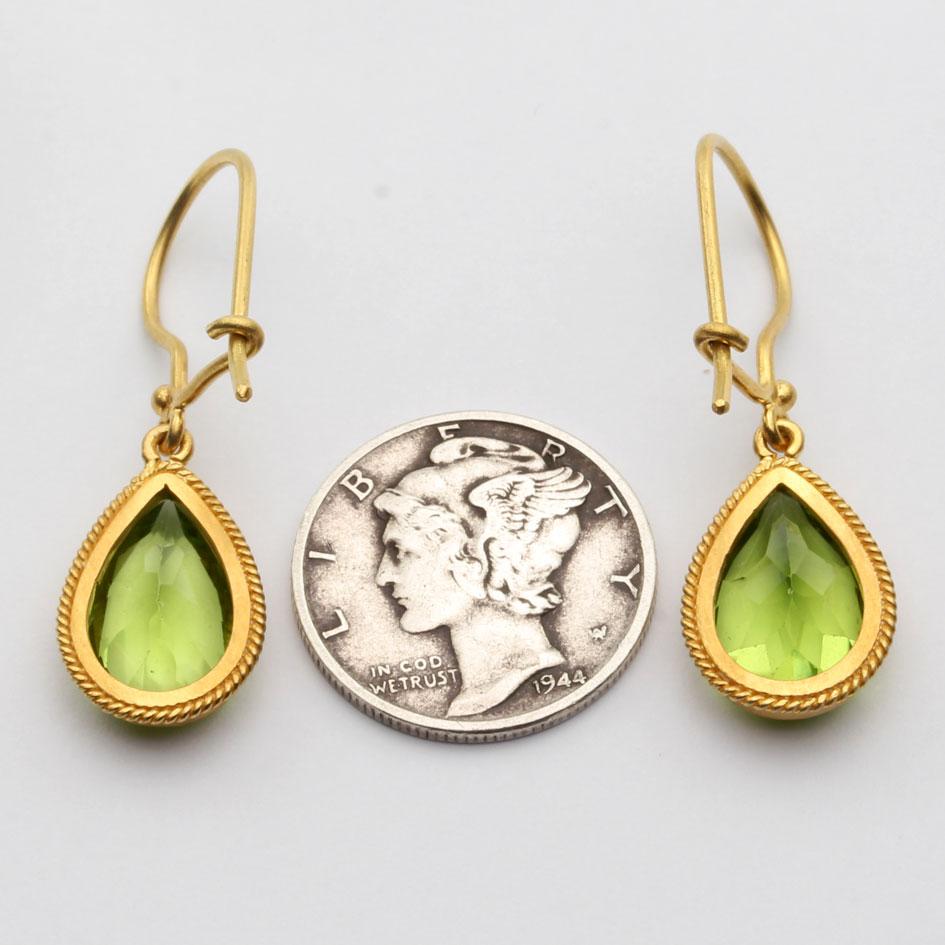 Contemporaneo Steven Battelle Orecchini a filo in oro 18K con peridoto da 6,5 carati in vendita