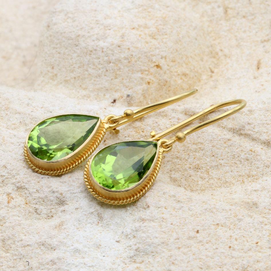 Taglio a goccia Steven Battelle Orecchini a filo in oro 18K con peridoto da 6,5 carati in vendita