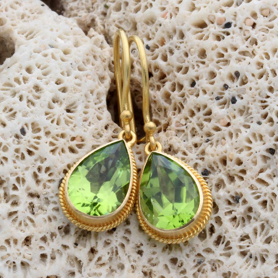 Steven Battelle Orecchini a filo in oro 18K con peridoto da 6,5 carati In condizioni Nuovo in vendita a Soquel, CA