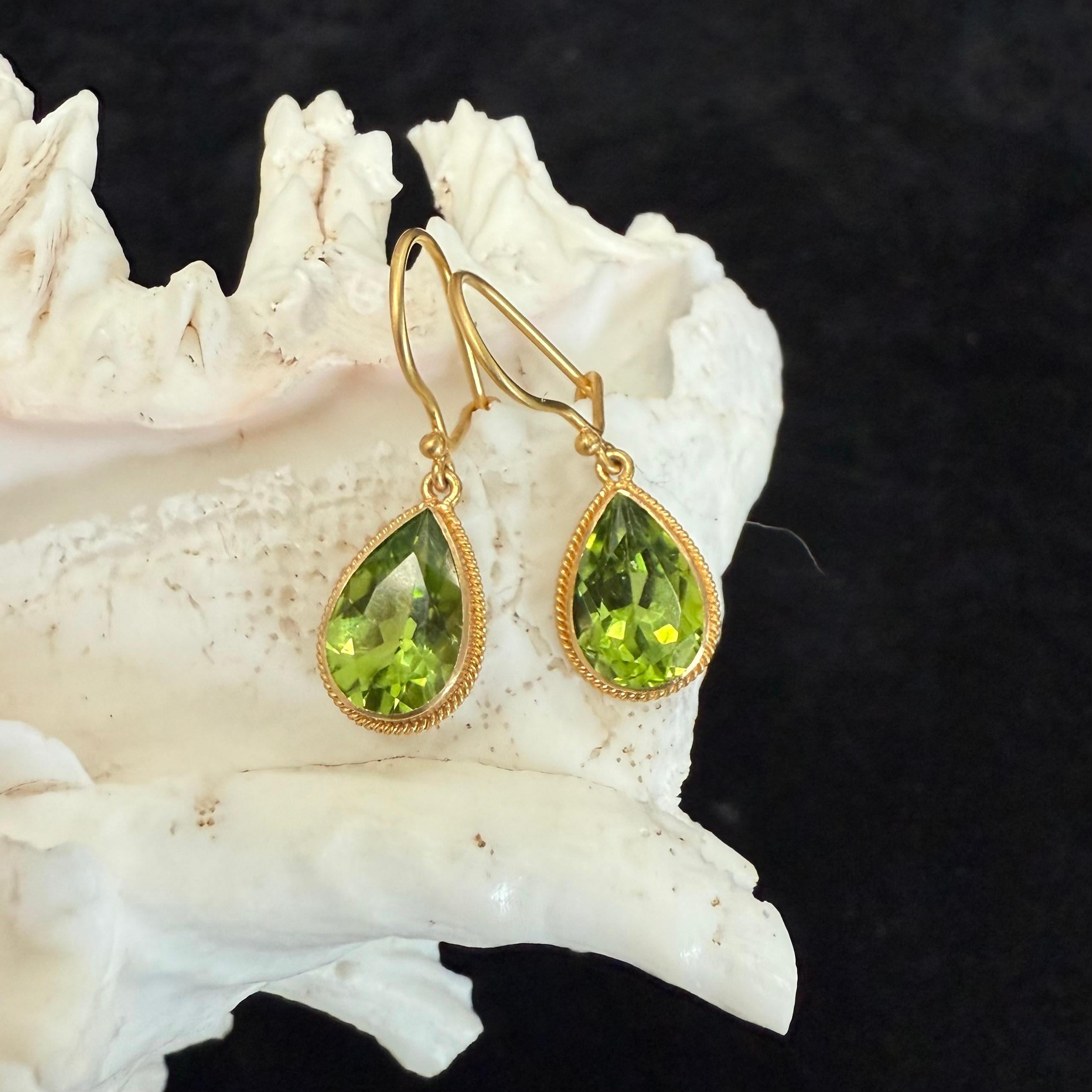 Steven Battelle Orecchini a filo in oro 18K con peridoto da 6,5 carati in vendita 1