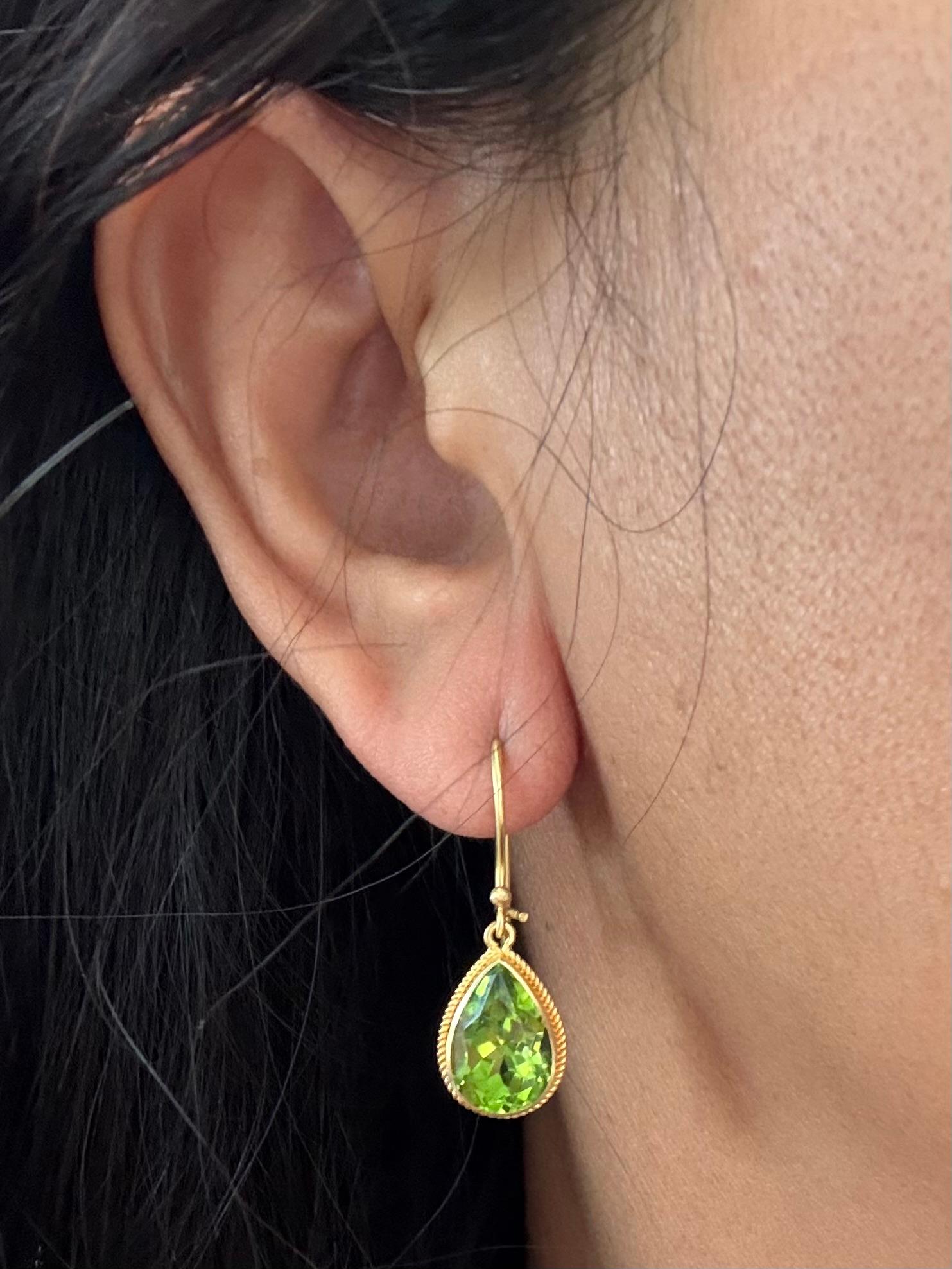 Steven Battelle Orecchini a filo in oro 18K con peridoto da 6,5 carati in vendita 2