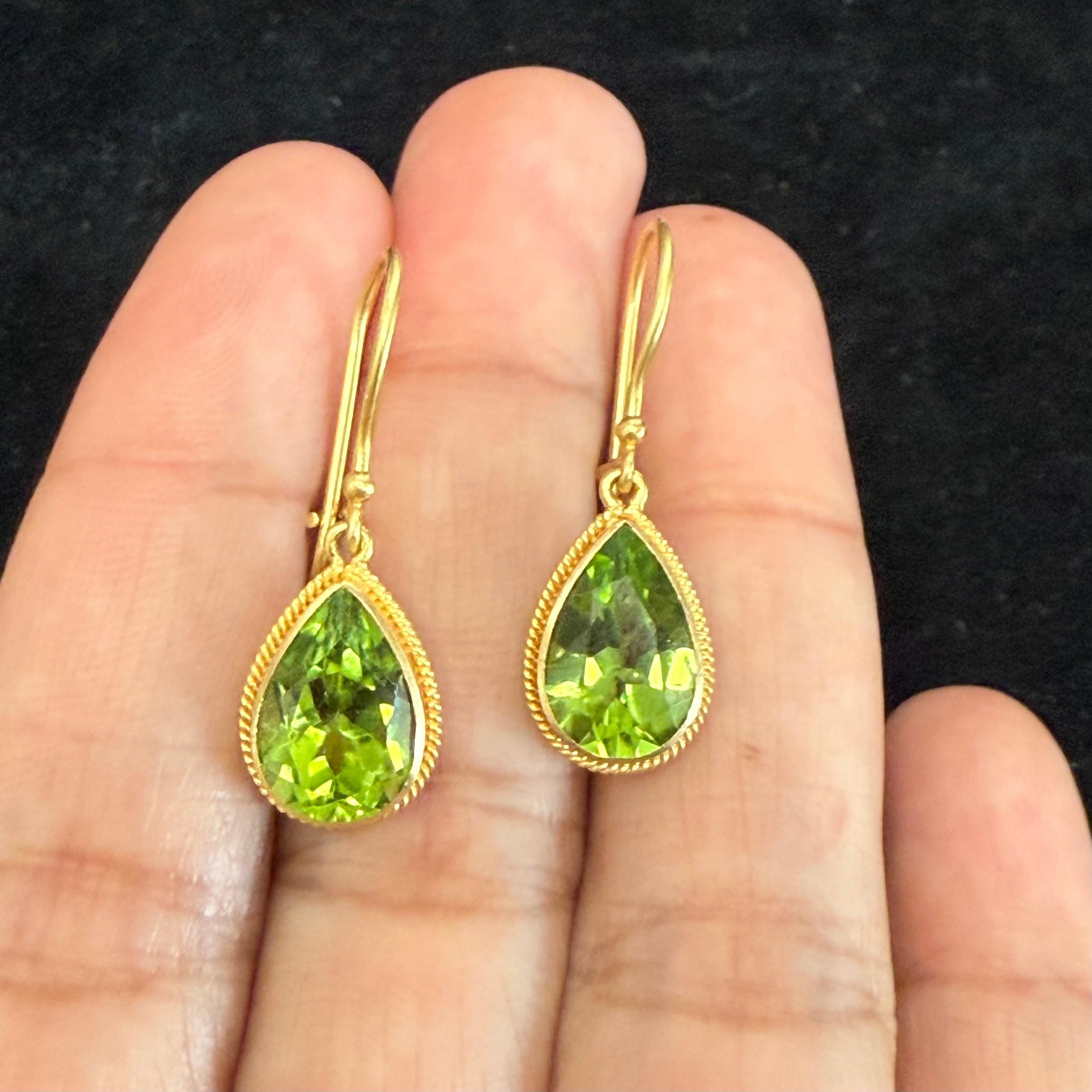 Steven Battelle Orecchini a filo in oro 18K con peridoto da 6,5 carati in vendita 3