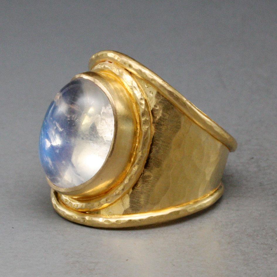 Contemporary Steven Battelle 6.6 Carat Rainbow Moonstone 18K Gold Ring For Sale