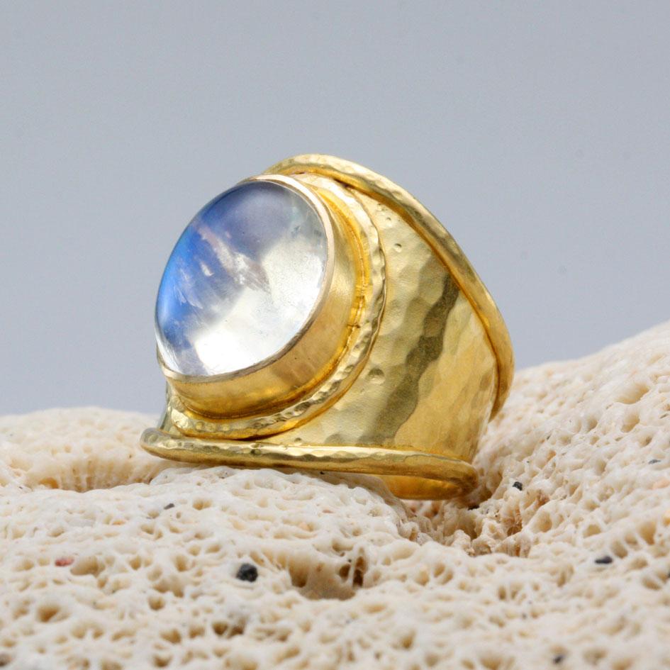 Steven Battelle 6.6 Carat Rainbow Moonstone 18K Gold Ring In New Condition For Sale In Soquel, CA