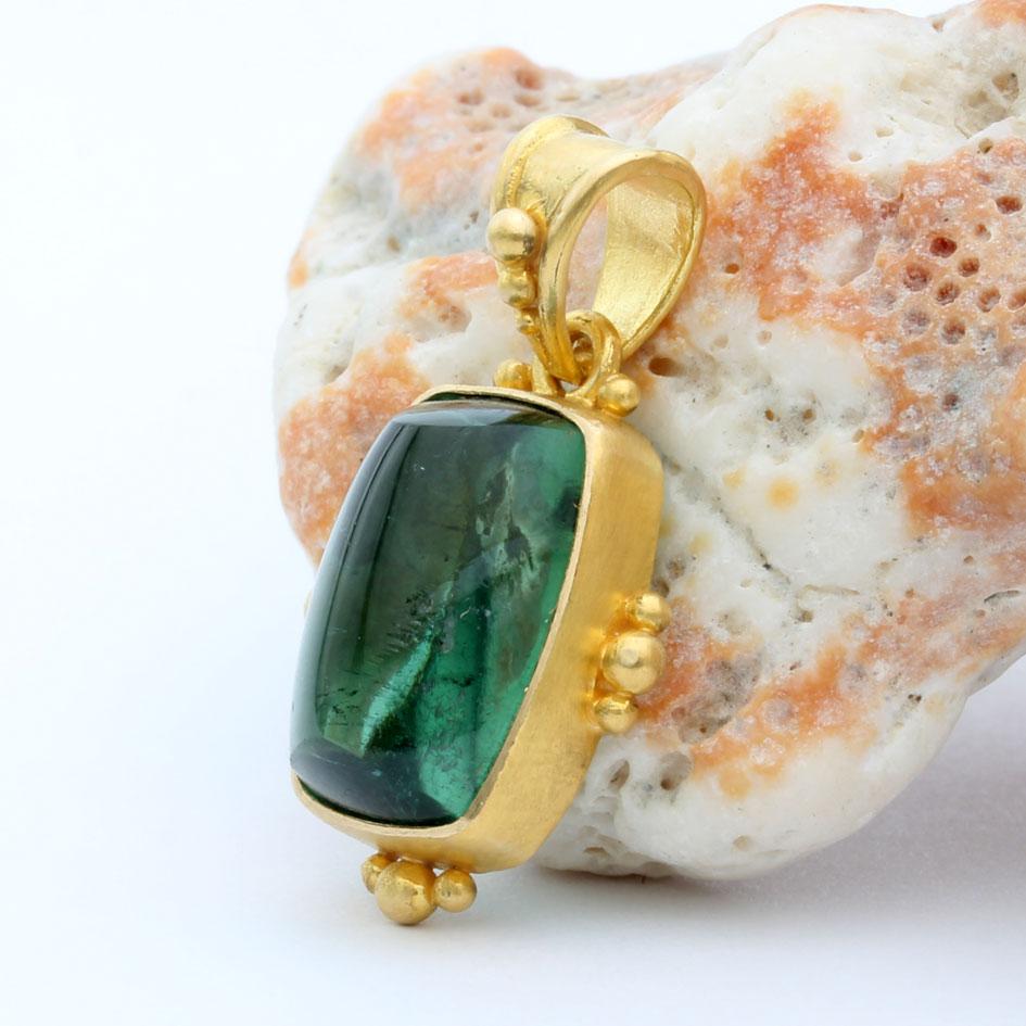 Contemporary Steven Battelle 6.6 Carats Green Tourmaline Cabochon 18K Gold Pendant For Sale