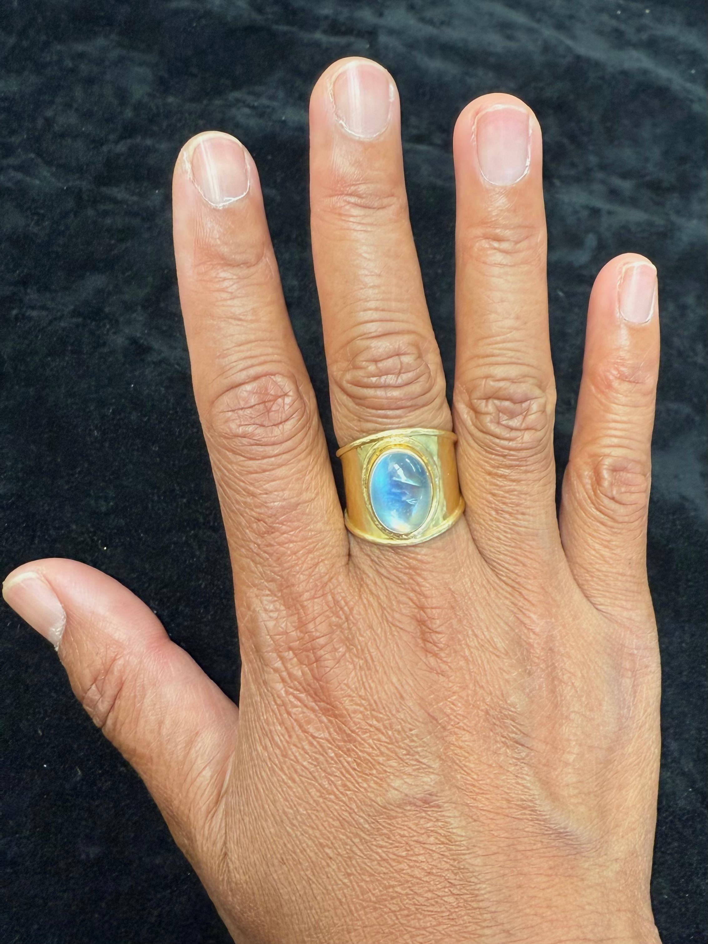 Steven Battelle 6,7 Karat Regenbogen Mondstein 18K Gold Ring im Angebot 1