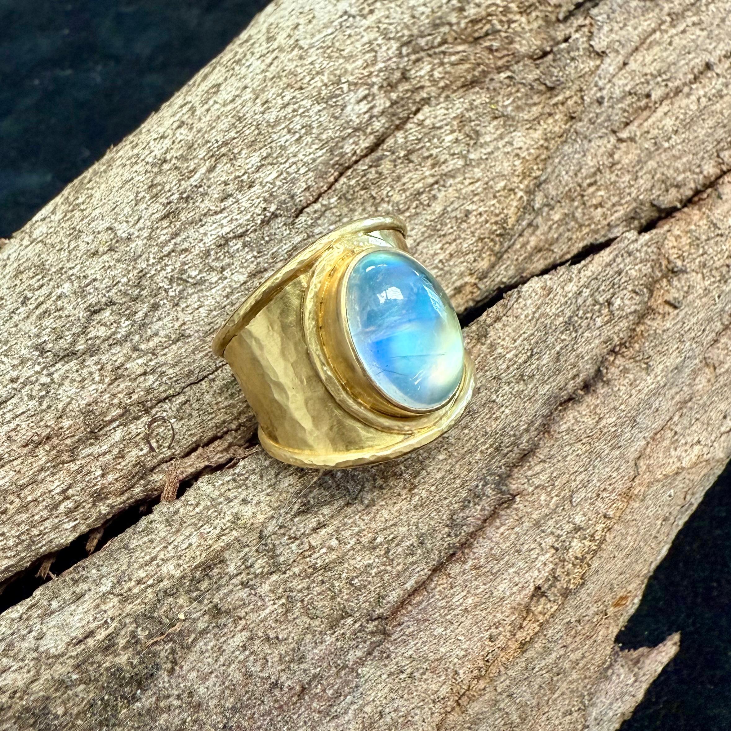 Steven Battelle 6,7 Karat Regenbogen Mondstein 18K Gold Ring im Angebot 3