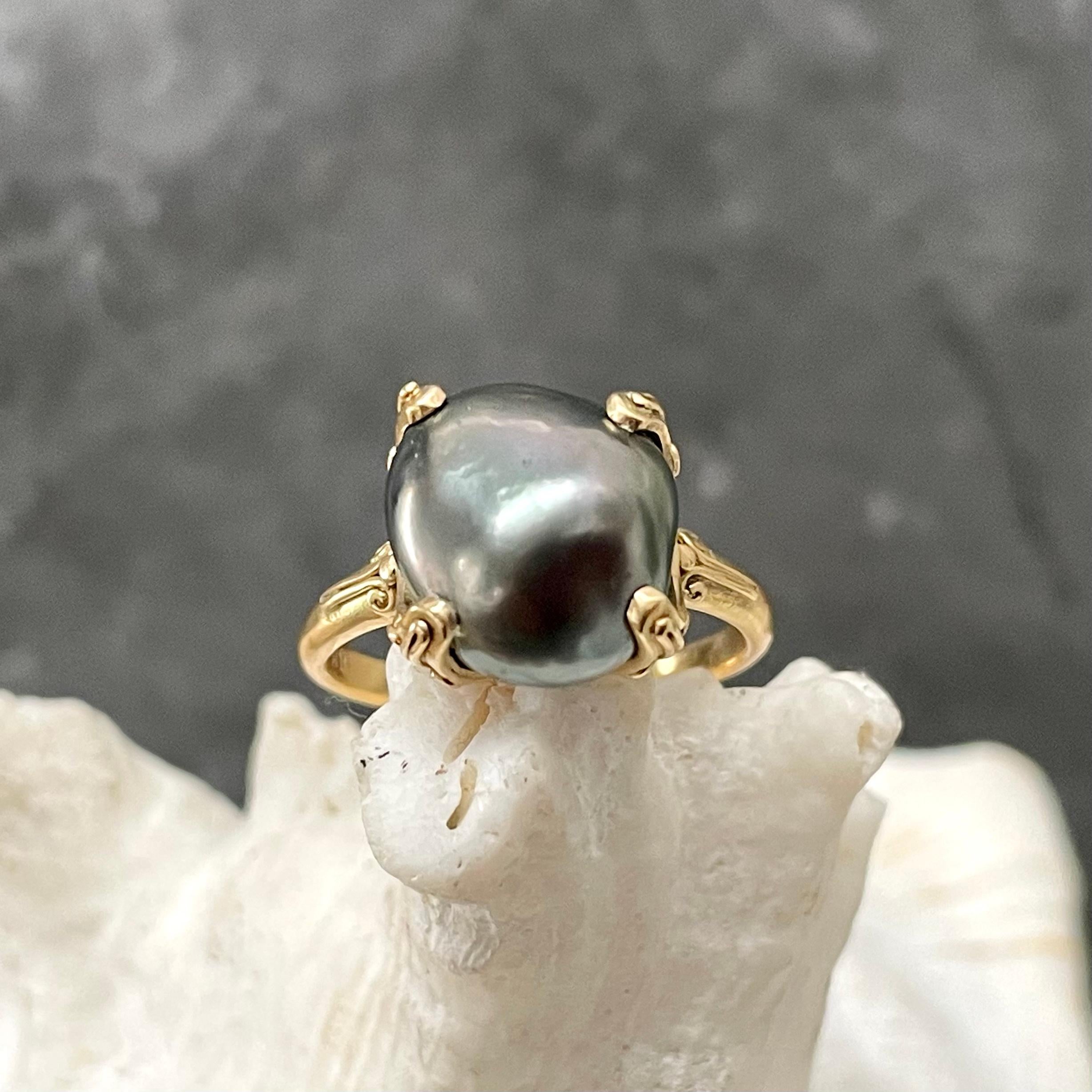 Steven Battelle 18 Karat Goldring mit 6,8 Karat schwarzer Südseeperle für Damen oder Herren im Angebot