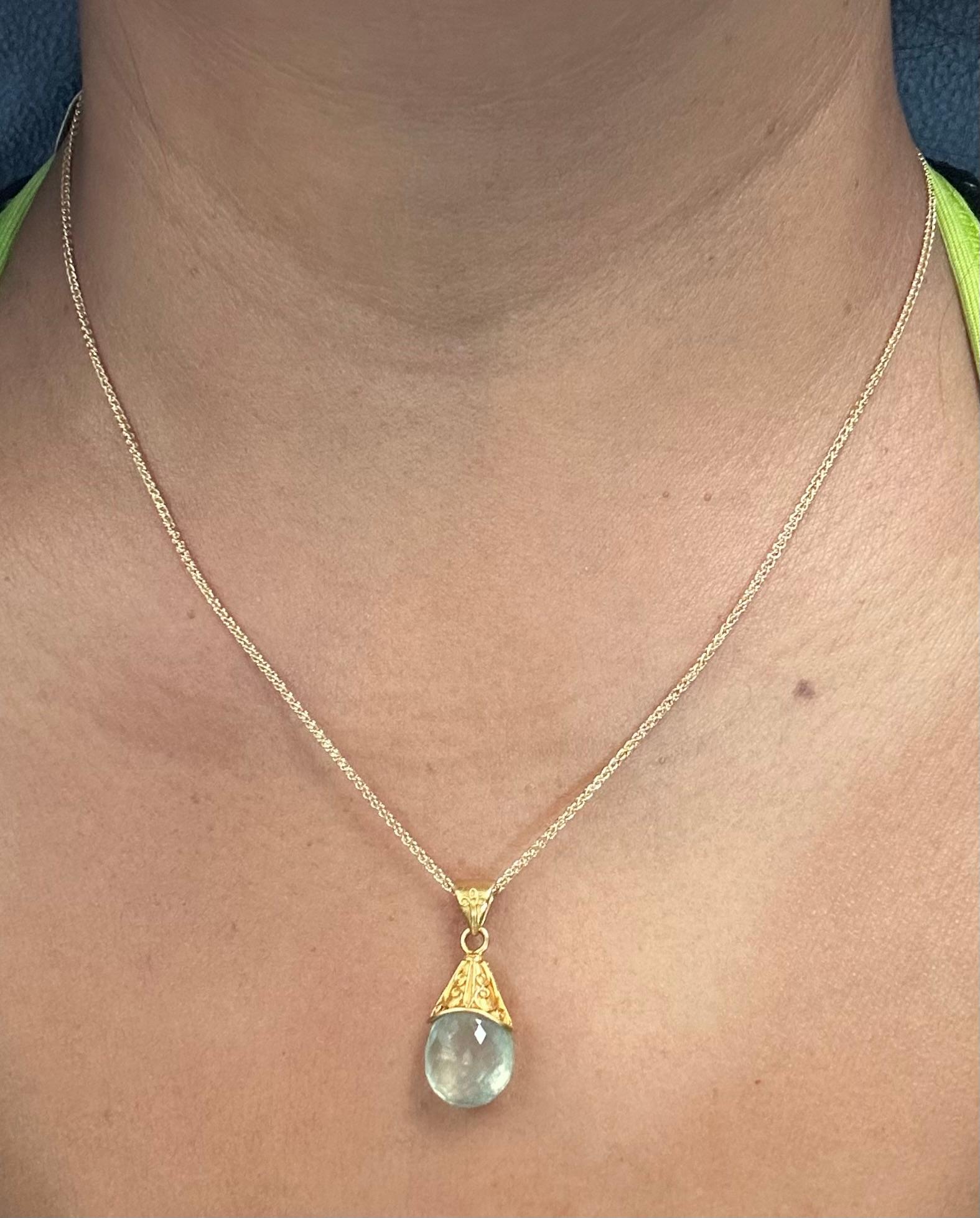 Steven Battelle, ciondolo in oro 22K con prehnite da 6,9 carati e catena in oro 18K da 18