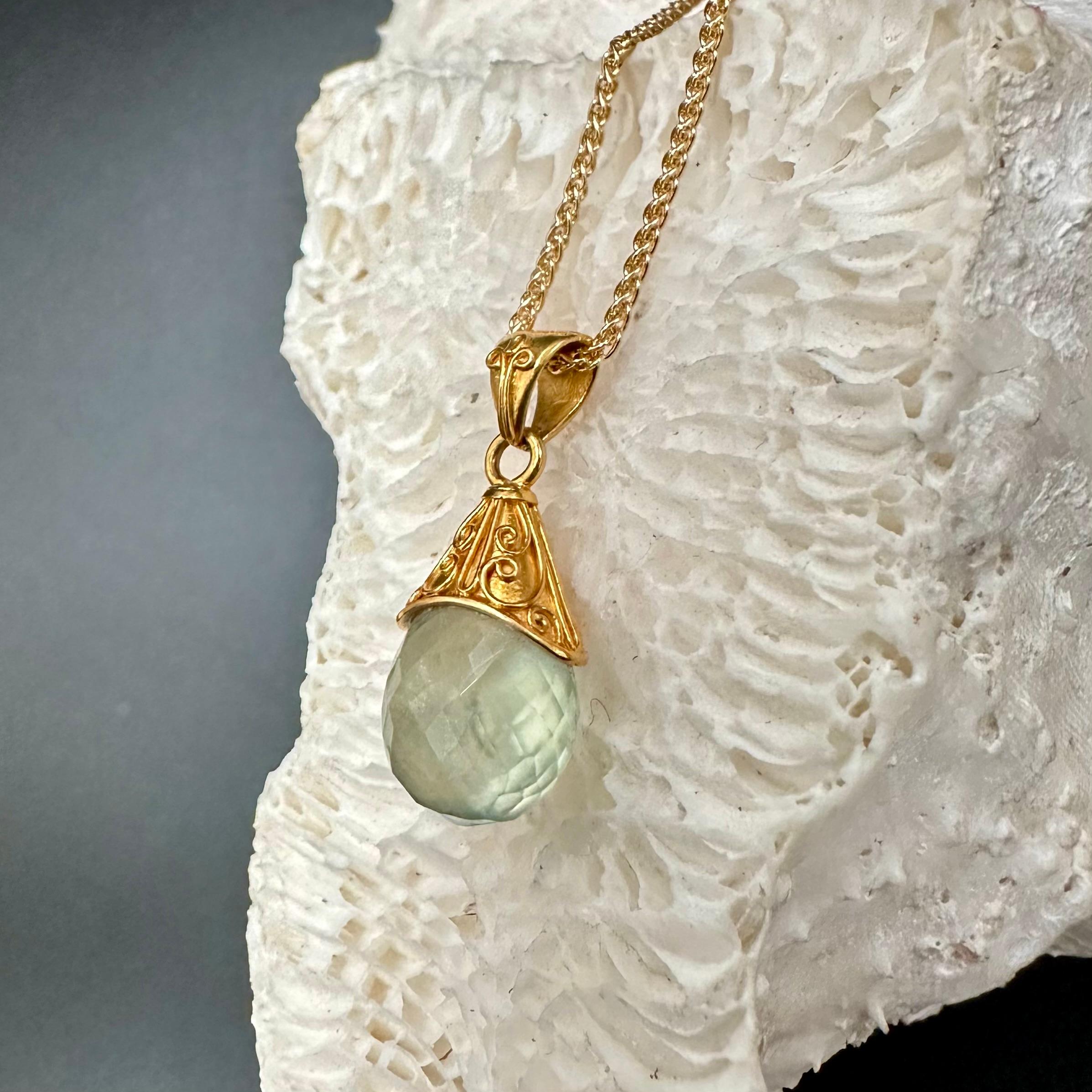 Contemporaneo Steven Battelle, ciondolo in oro 22K con prehnite da 6,9 carati e catena in oro 18K da 18