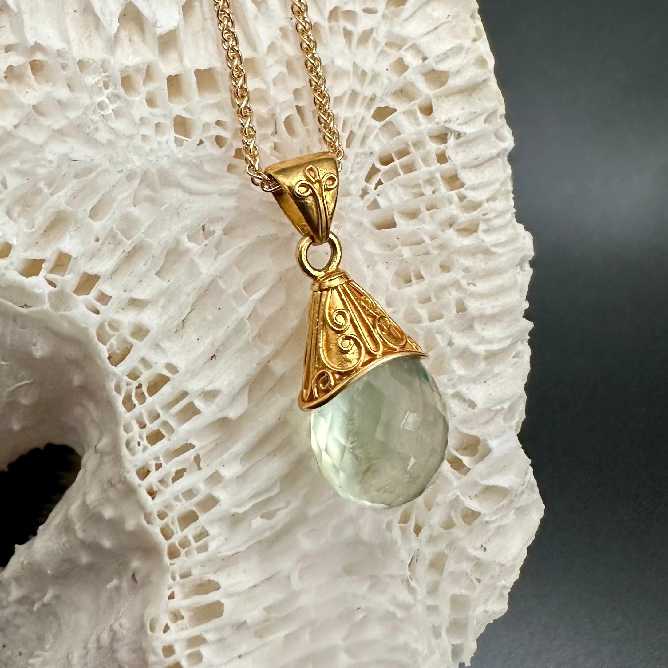 Steven Battelle, ciondolo in oro 22K con prehnite da 6,9 carati e catena in oro 18K da 18