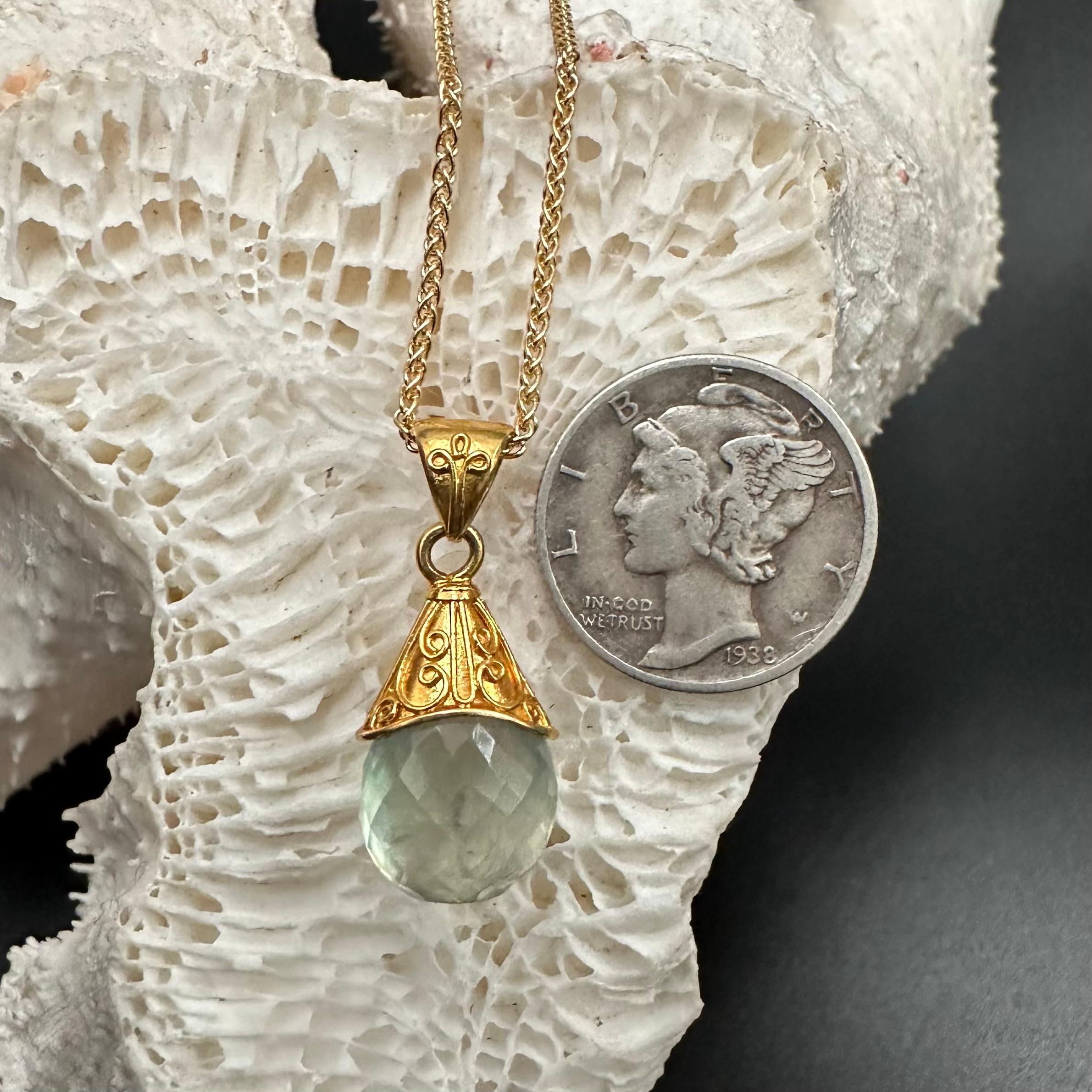 Steven Battelle, ciondolo in oro 22K con prehnite da 6,9 carati e catena in oro 18K da 18