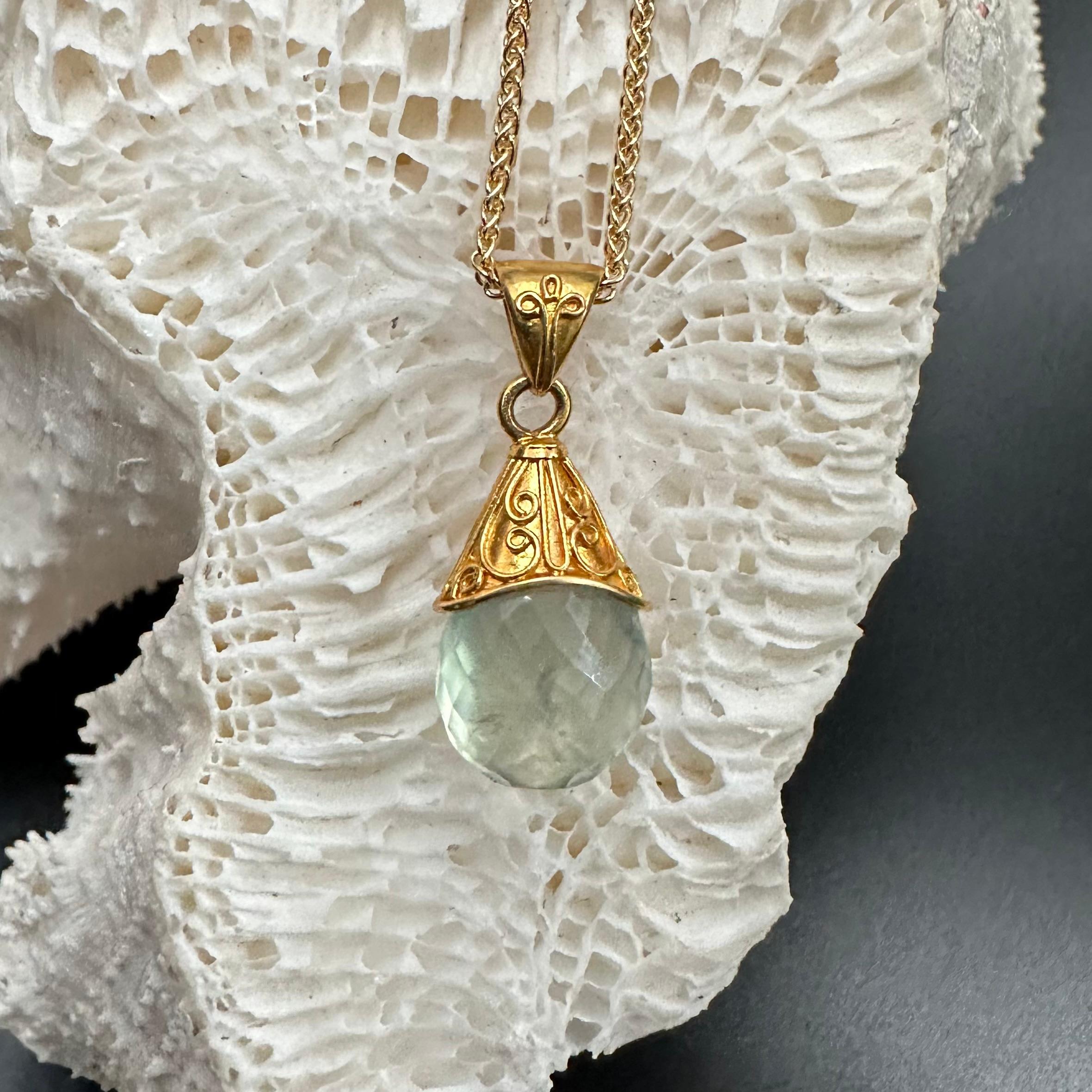 Steven Battelle, ciondolo in oro 22K con prehnite da 6,9 carati e catena in oro 18K da 18