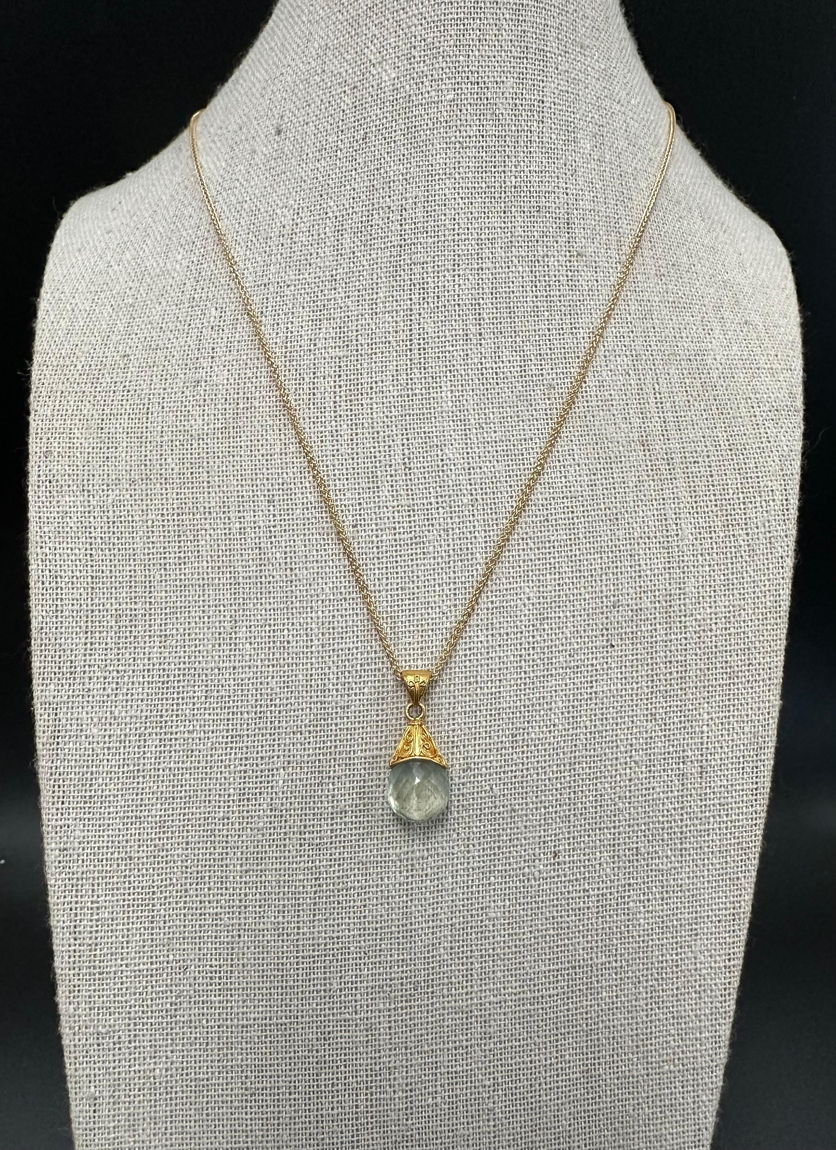 Steven Battelle, ciondolo in oro 22K con prehnite da 6,9 carati e catena in oro 18K da 18