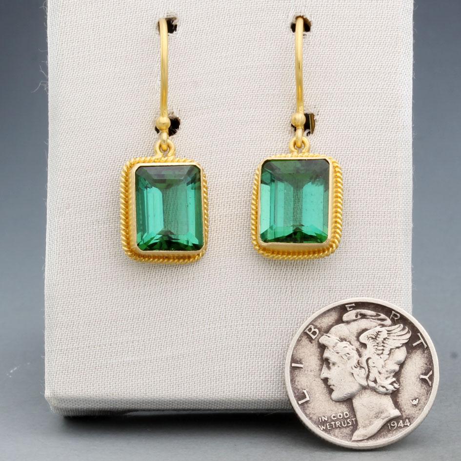 Zwei EXQUISITE, gut aufeinander abgestimmt, 8 x 10 mm facettierten achteckigen brasilianischen blau-grünen Turmalinen sind in 18K Gold 