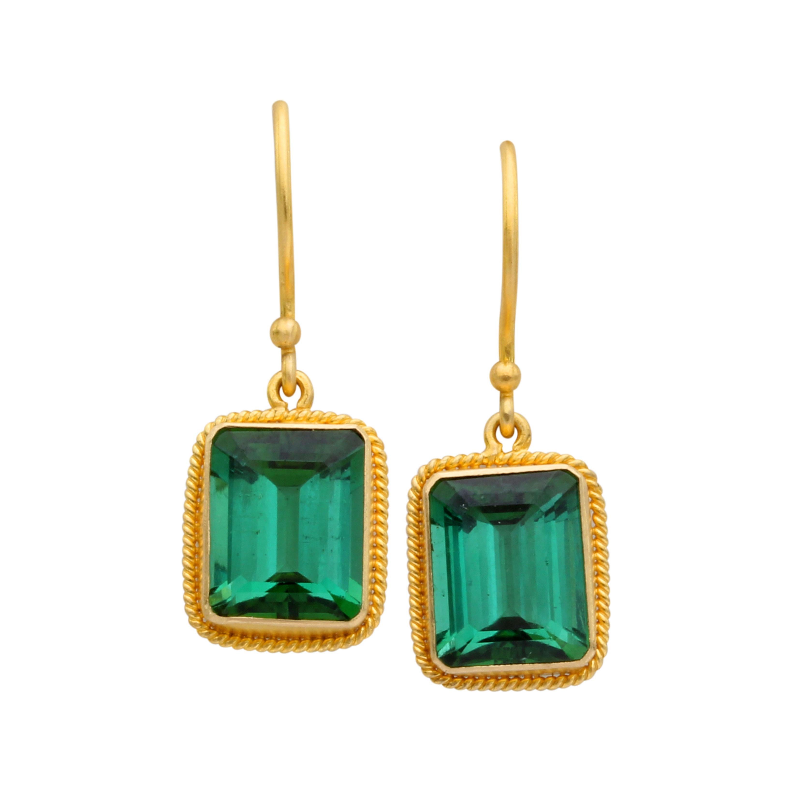 Steven Battelle 7,1 Karat brasilianischer blau-grüner Turmalin 18K Gold Ohrringe (Kissenschliff) im Angebot