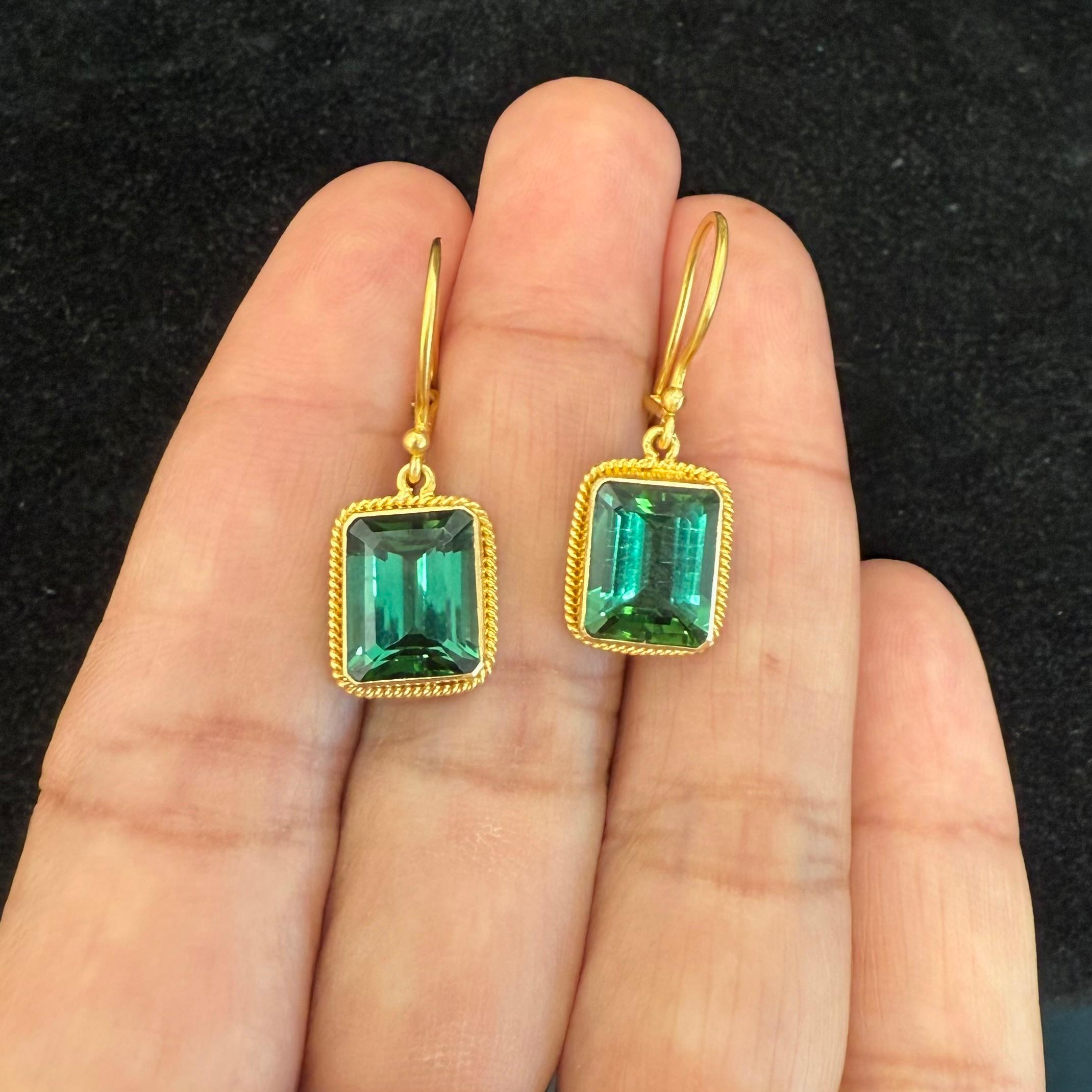 Steven Battelle 7,1 Karat brasilianischer blau-grüner Turmalin 18K Gold Ohrringe im Angebot 3