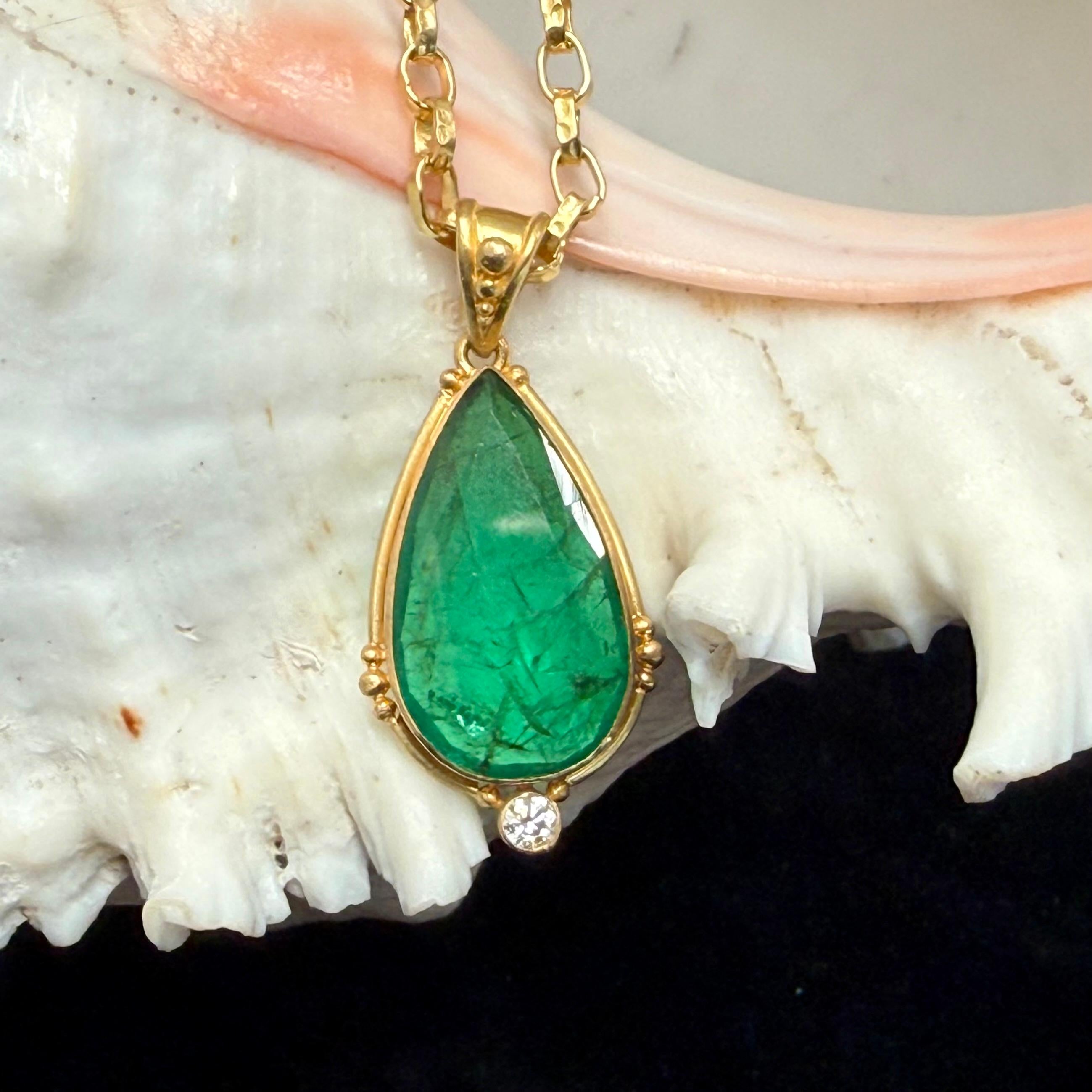 Colgante de oro de 18 quilates con diamante esmeralda Steven Battelle de 7,1 quilates en venta 4
