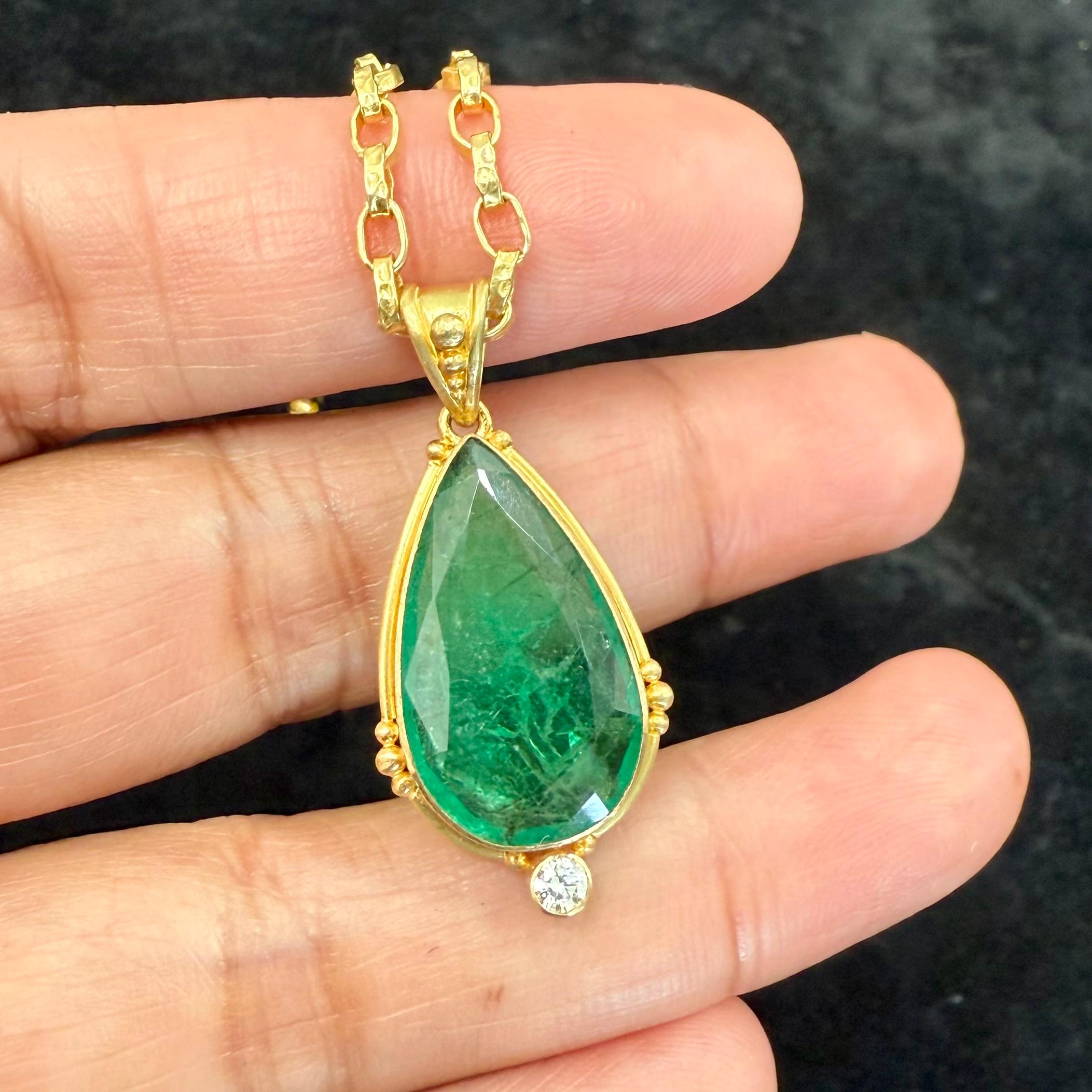 Colgante de oro de 18 quilates con diamante esmeralda Steven Battelle de 7,1 quilates Contemporáneo en venta
