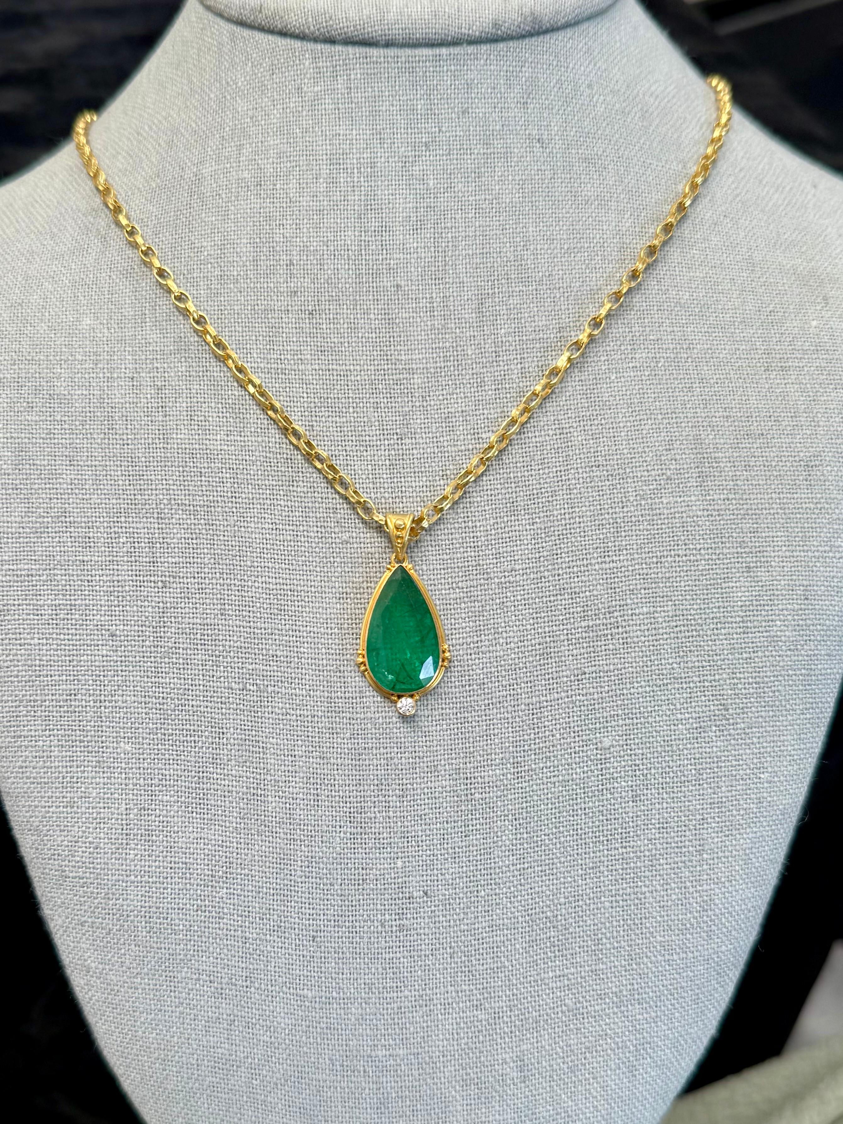 Colgante de oro de 18 quilates con diamante esmeralda Steven Battelle de 7,1 quilates en Nuevo estado para la venta en Soquel, CA