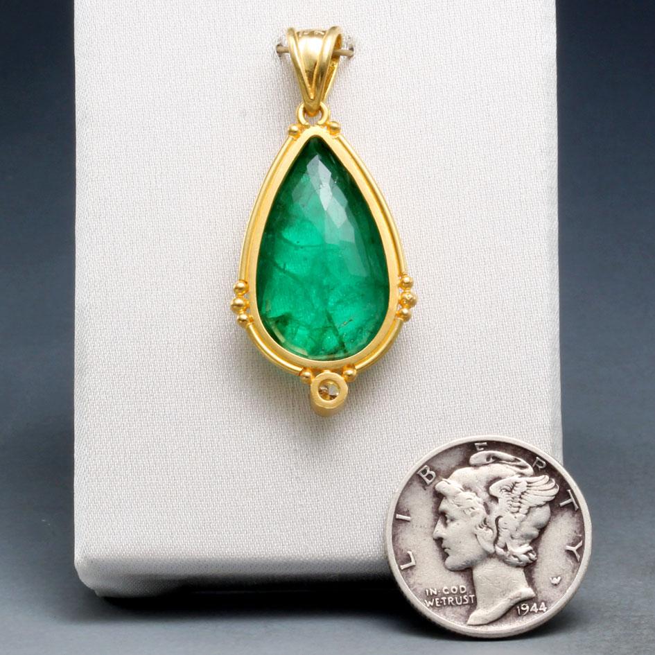 Femenino o masculino Colgante de oro de 18 quilates con diamante esmeralda Steven Battelle de 7,1 quilates en venta