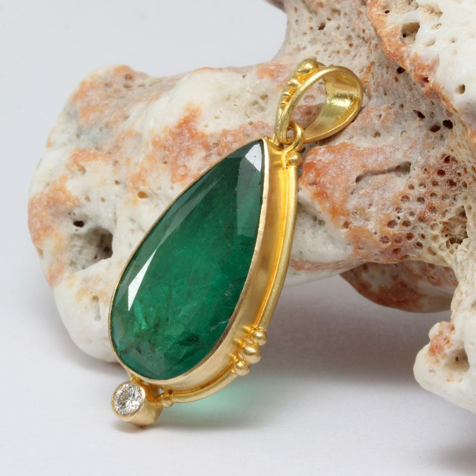Colgante de oro de 18 quilates con diamante esmeralda Steven Battelle de 7,1 quilates en venta 1