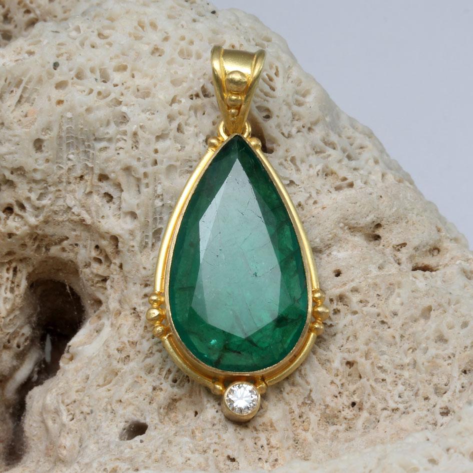 Colgante de oro de 18 quilates con diamante esmeralda Steven Battelle de 7,1 quilates en venta 2