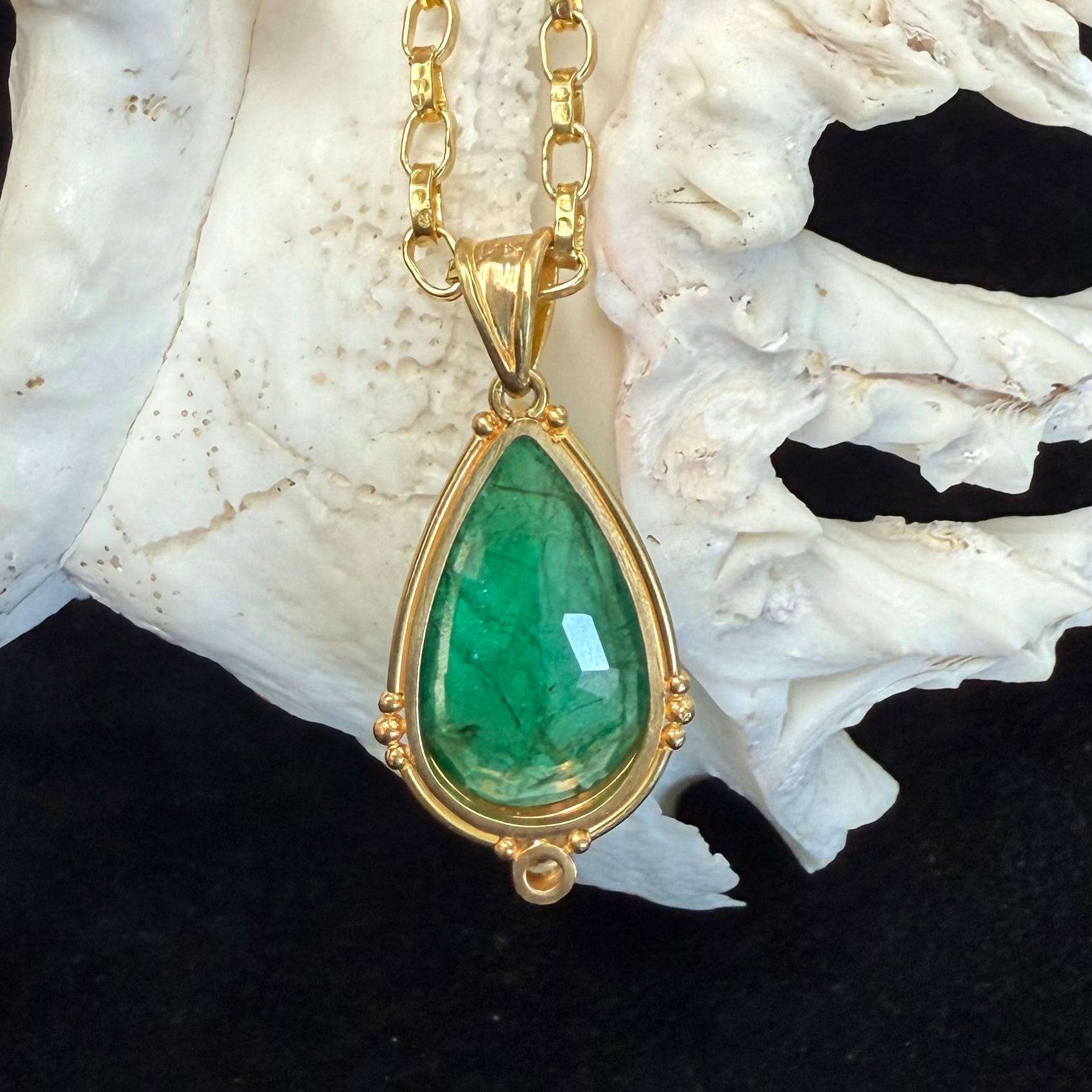 Colgante de oro de 18 quilates con diamante esmeralda Steven Battelle de 7,1 quilates en venta 3