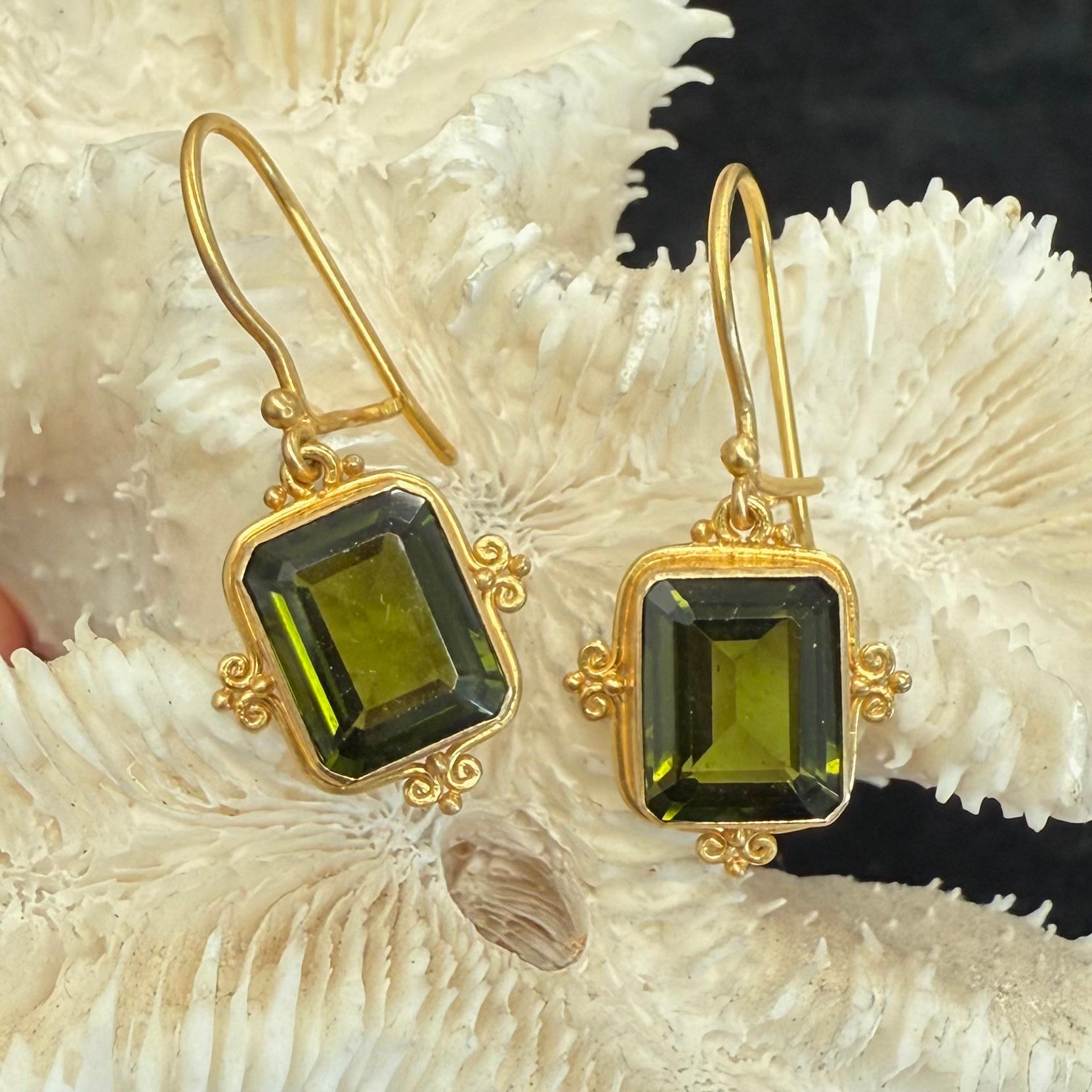 Steven Battelle Orecchini con tormalina verde da 7,1 carati in oro 18K in vendita 4