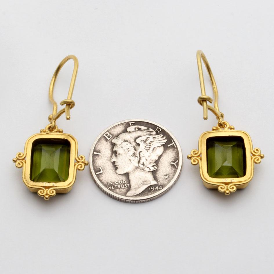 Contemporaneo Steven Battelle Orecchini con tormalina verde da 7,1 carati in oro 18K in vendita