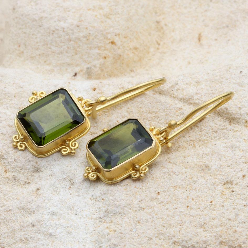 Taglio cuscino Steven Battelle Orecchini con tormalina verde da 7,1 carati in oro 18K in vendita