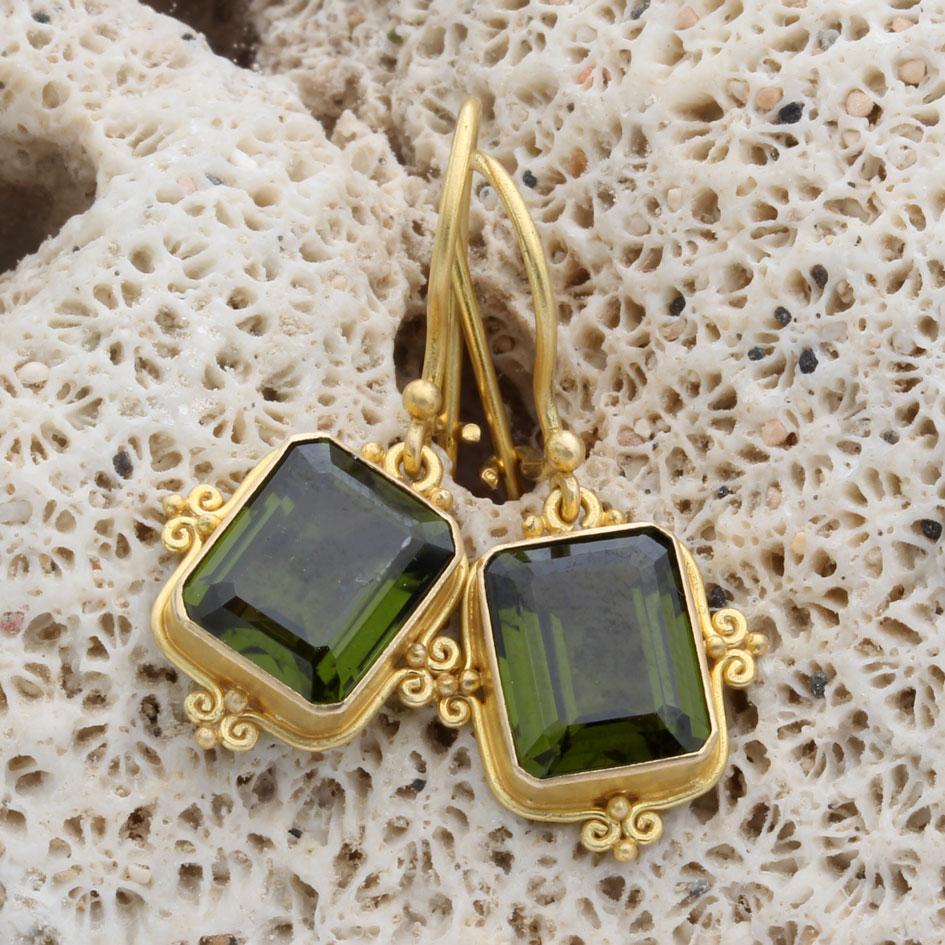 Steven Battelle Orecchini con tormalina verde da 7,1 carati in oro 18K In condizioni Nuovo in vendita a Soquel, CA