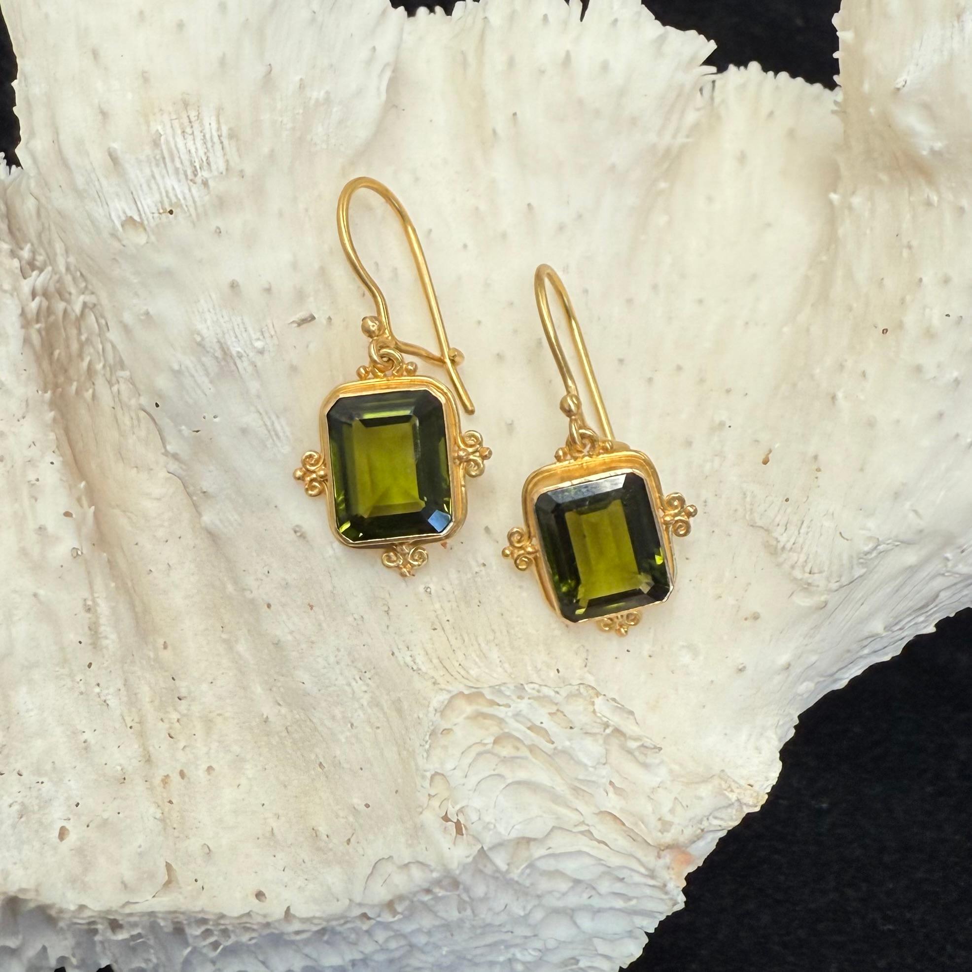 Donna Steven Battelle Orecchini con tormalina verde da 7,1 carati in oro 18K in vendita