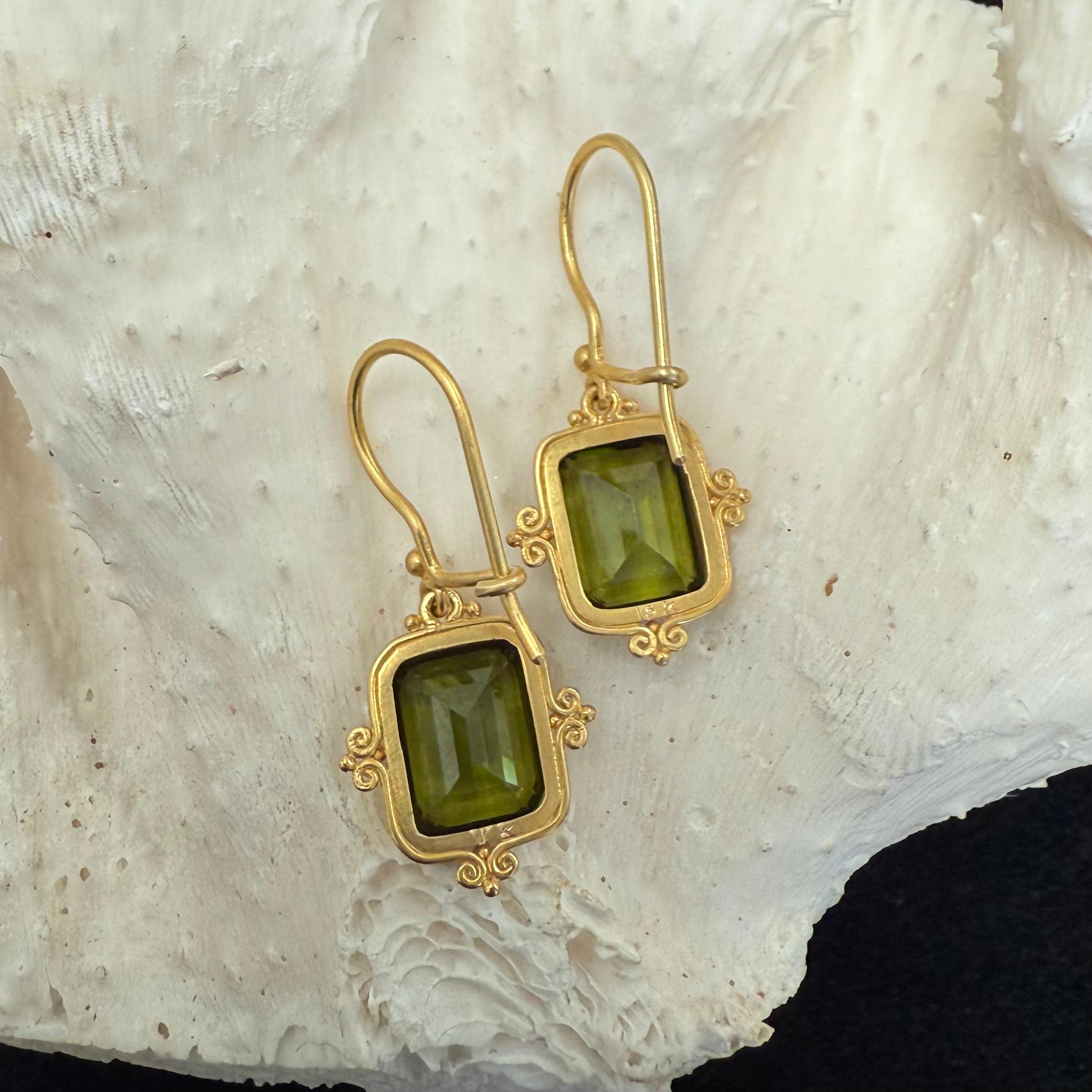 Steven Battelle Orecchini con tormalina verde da 7,1 carati in oro 18K in vendita 1