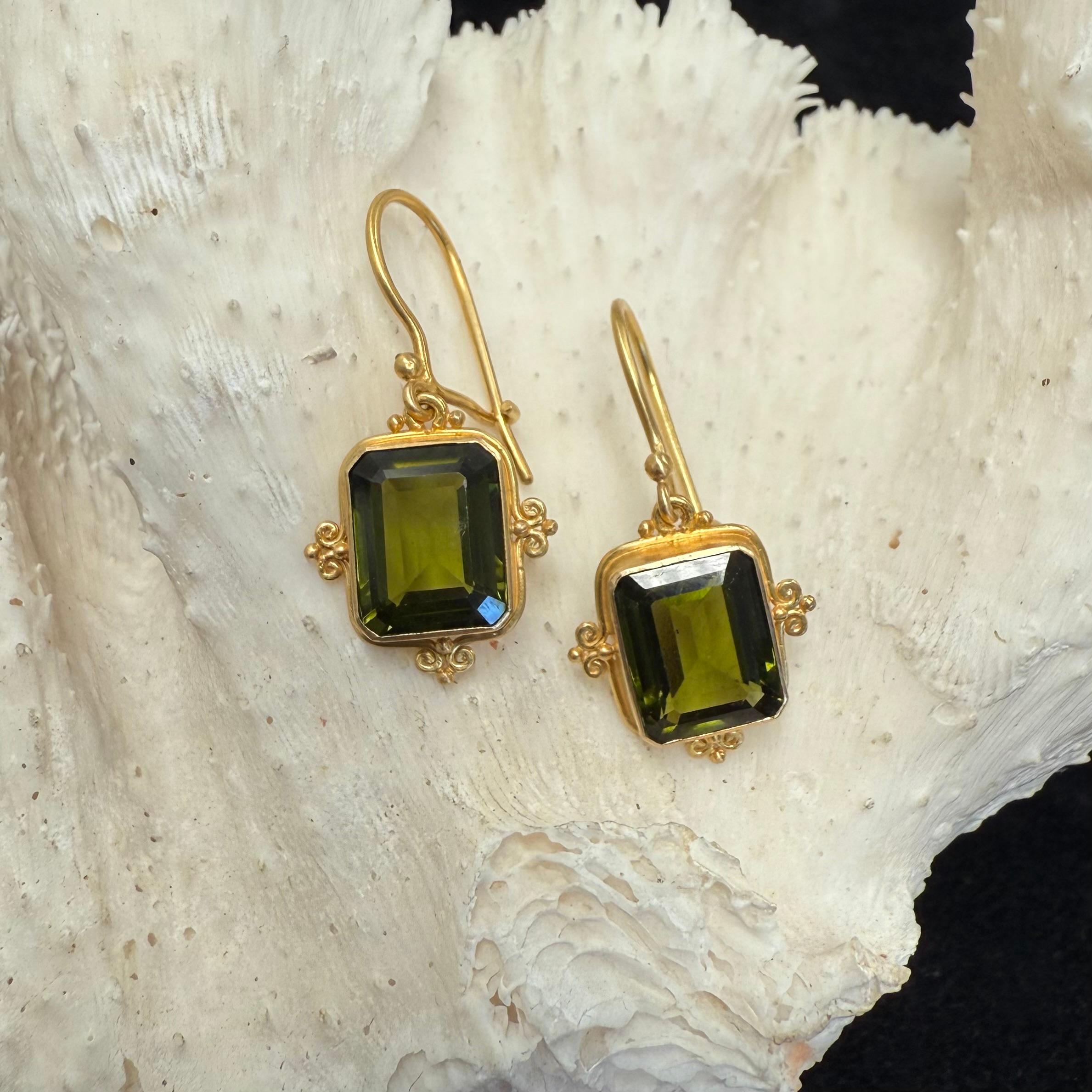 Steven Battelle Orecchini con tormalina verde da 7,1 carati in oro 18K in vendita 2