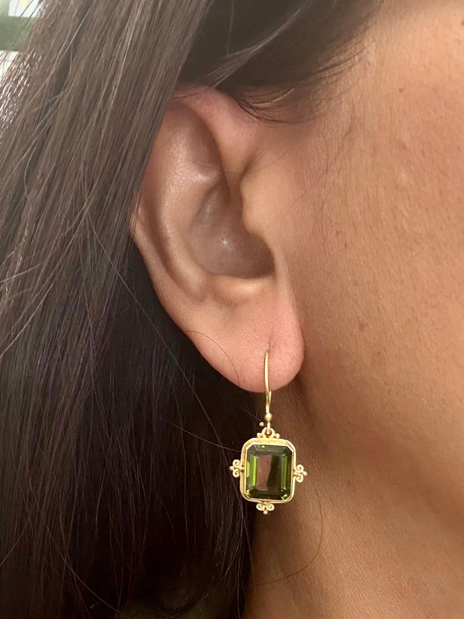 Steven Battelle Orecchini con tormalina verde da 7,1 carati in oro 18K in vendita 3