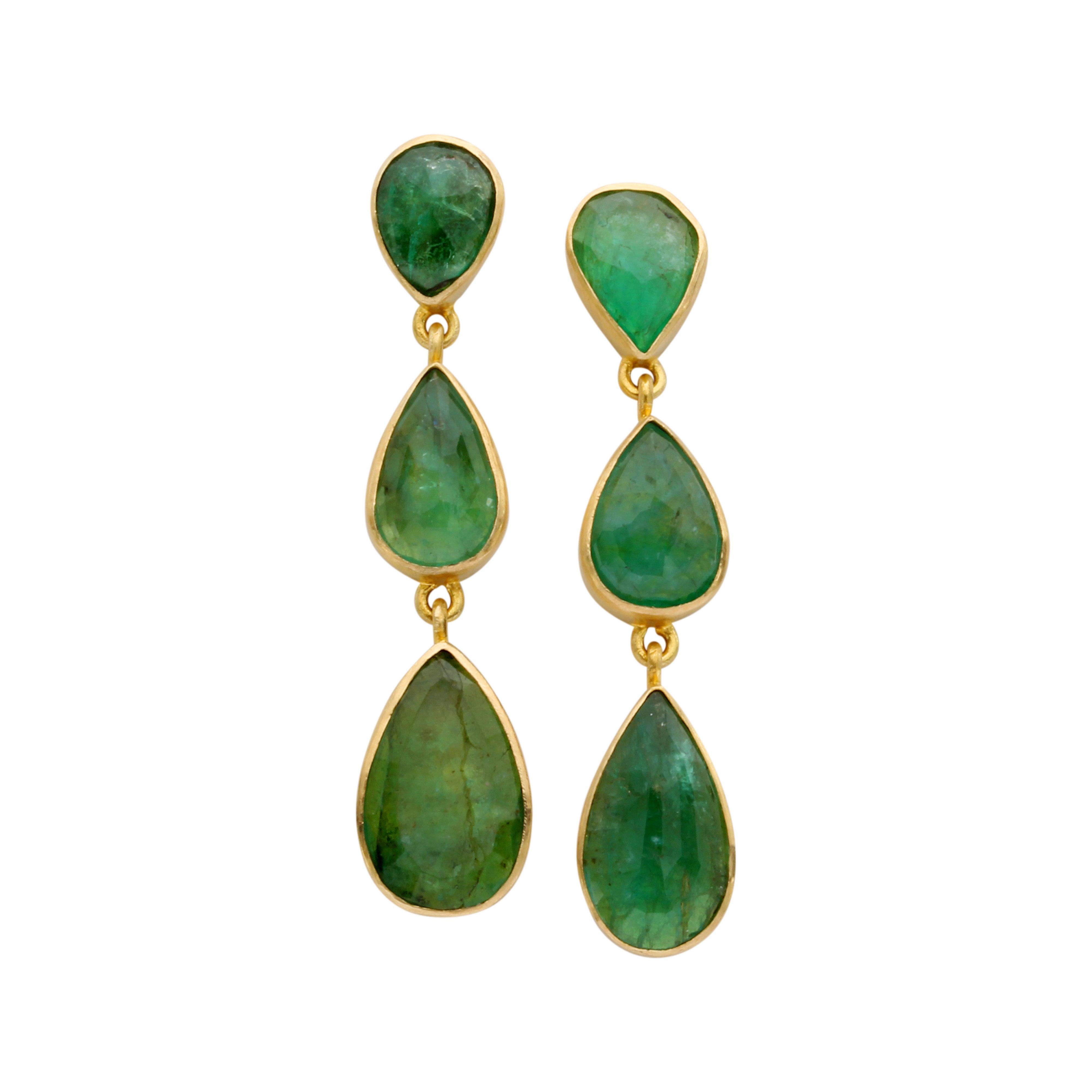 Steven Battelle 7,4 Karat Smaragd 18K Gold Post Ohrringe (Tropfenschliff) im Angebot
