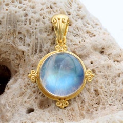 Colgante de oro de 18 quilates Steven Battelle de 7,5 quilates de piedra lunar arco iris