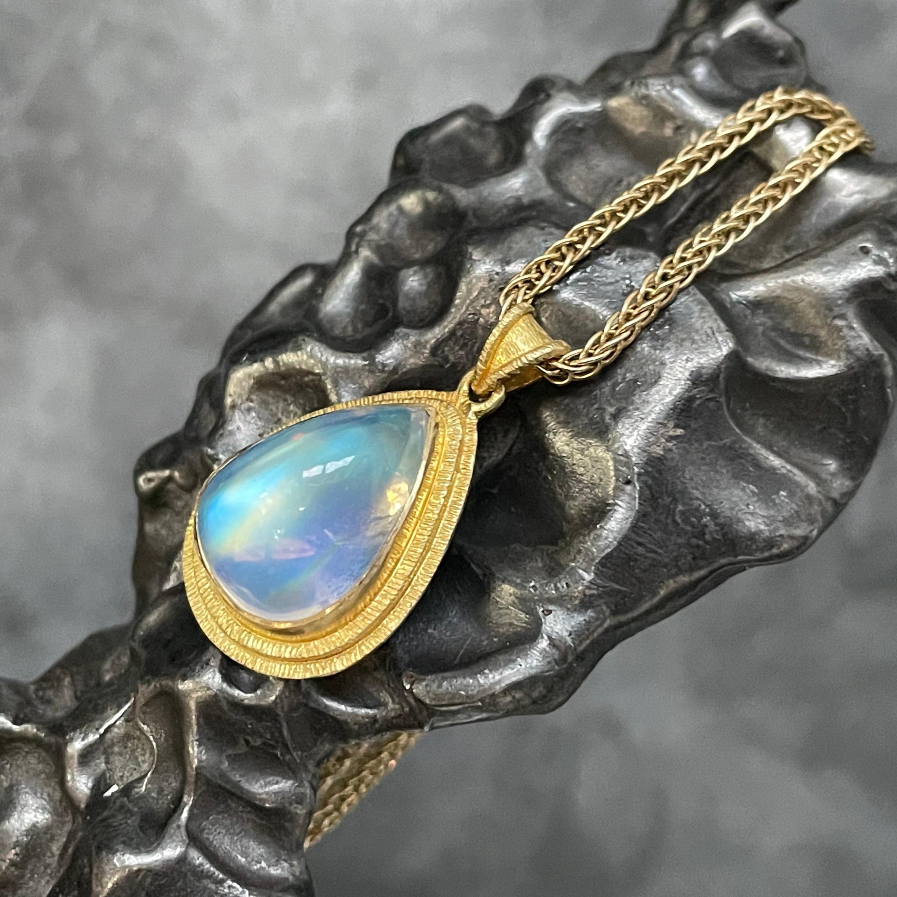 Contemporain Steven Battelle Pendentif en or 18 carats avec pierre de lune arc-en-ciel de 7,5 carats en vente