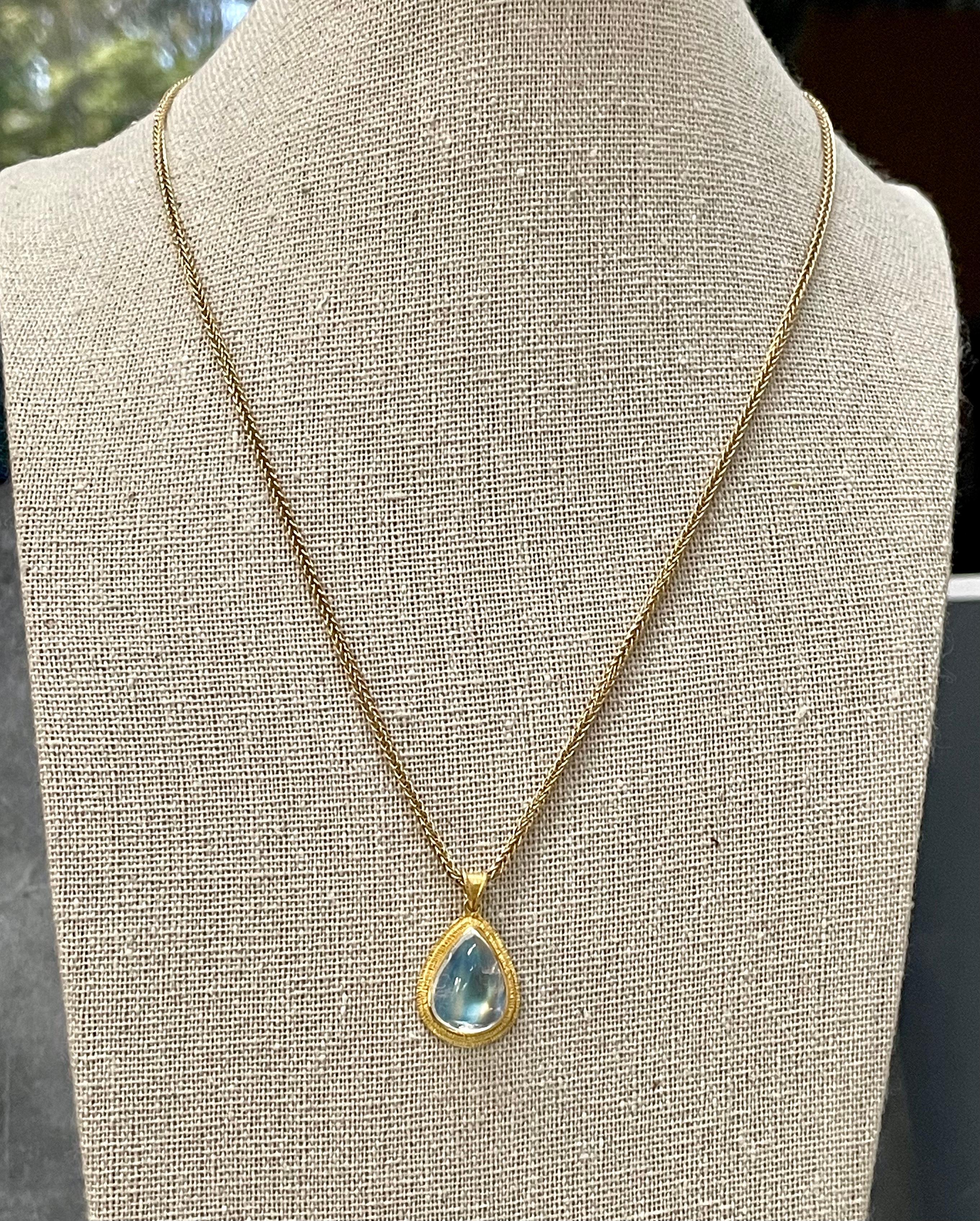 Taille cabochon Steven Battelle Pendentif en or 18 carats avec pierre de lune arc-en-ciel de 7,5 carats en vente