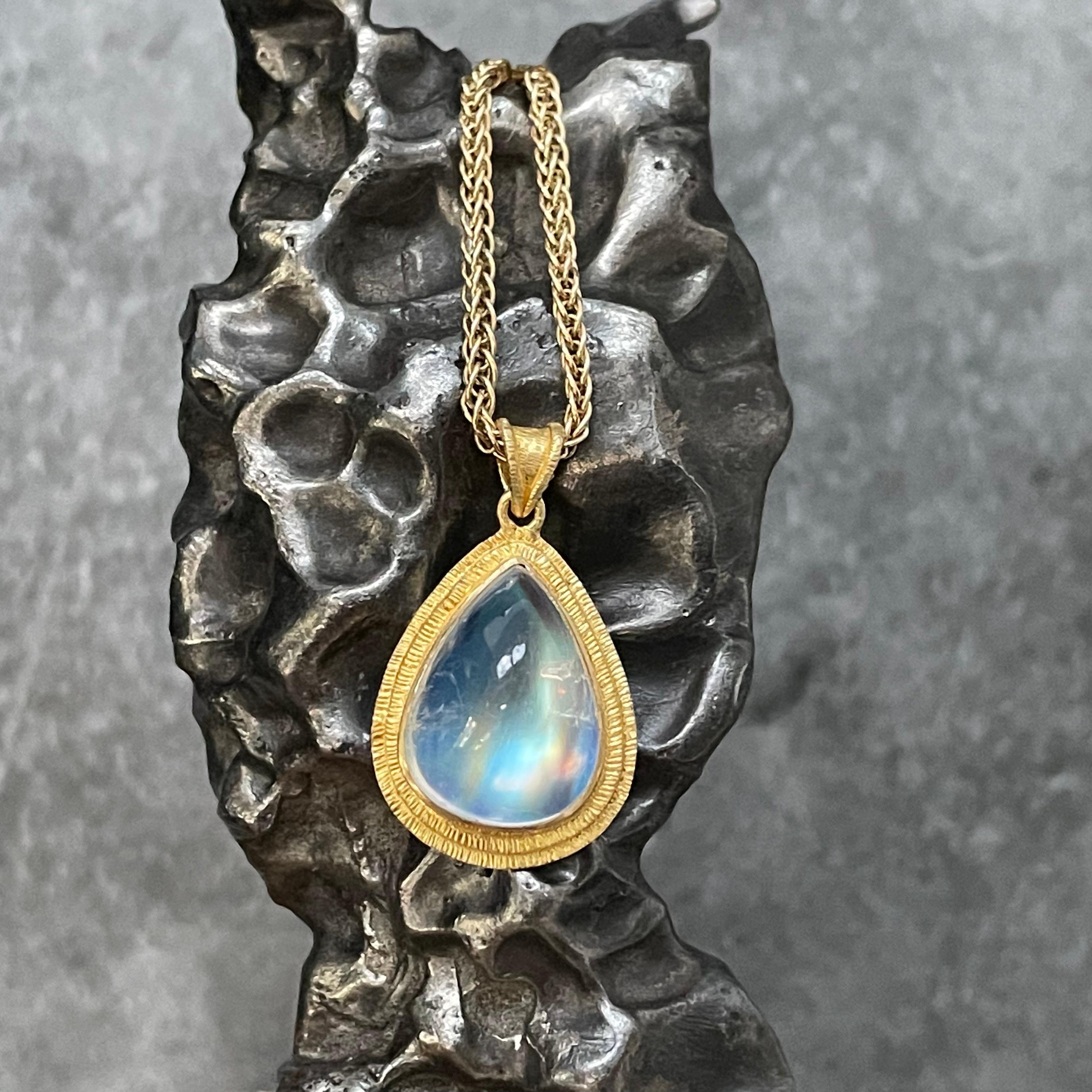 Women's or Men's Steven Battelle 7.5 Carats Rainbow Moonstone 18K Gold Pendant For Sale