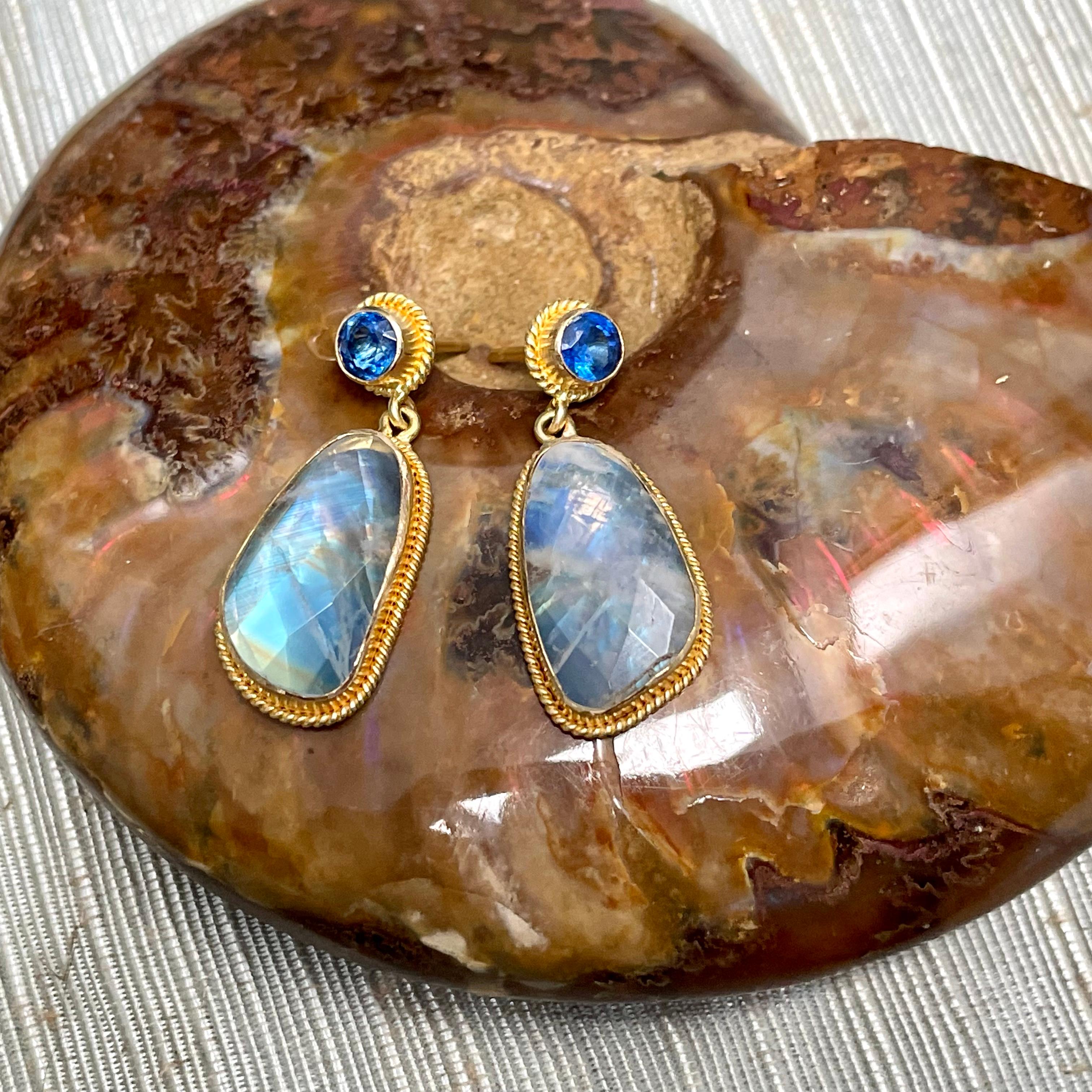 Steven Battelle 7.5 Carats Rainbow Moonstone Kyanite 18K Gold Post Earrings 1