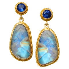 Steven Battelle Pendientes de oro de 18 quilates de 7,5 quilates de piedra lunar arco iris y cianita