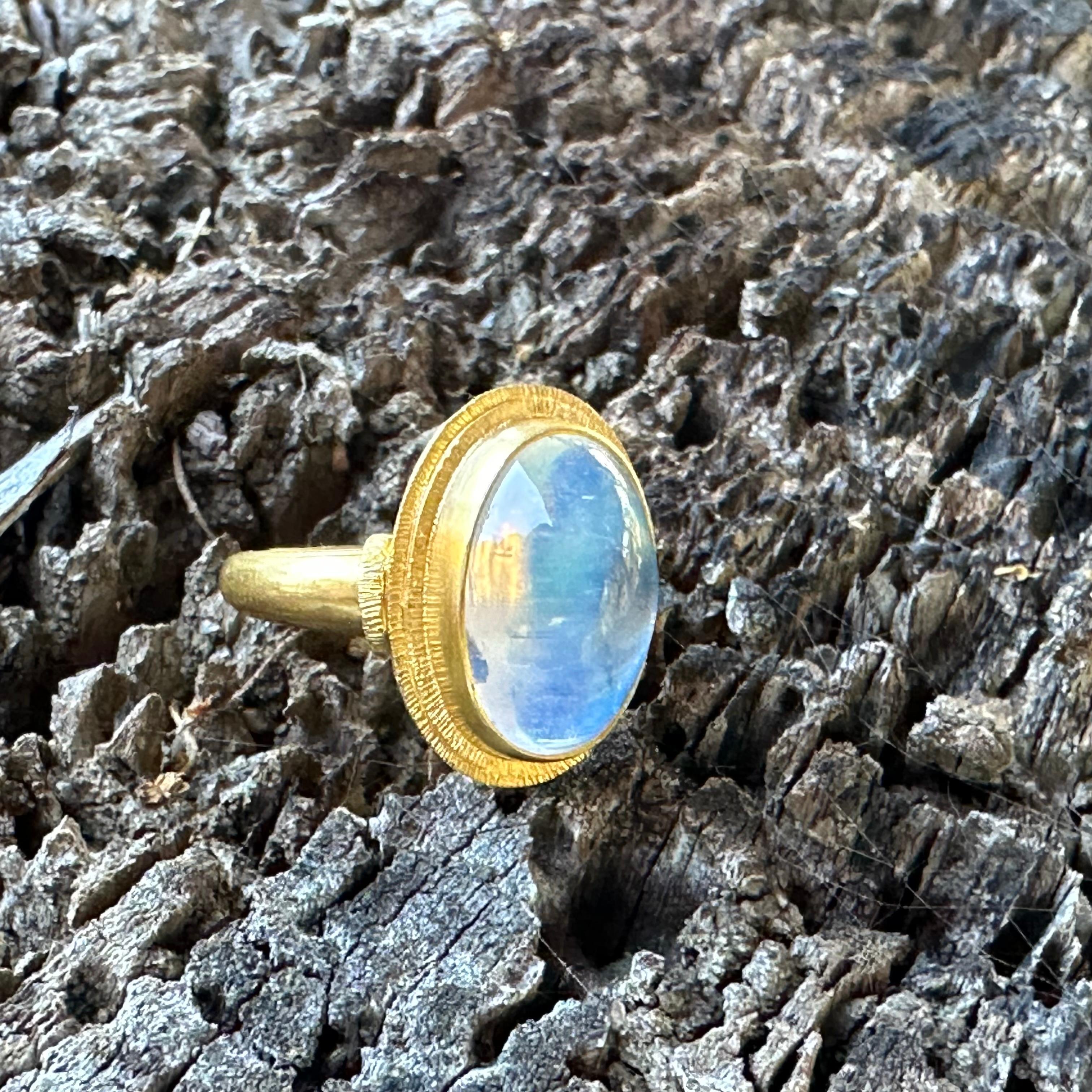 Steven Battelle 7.6 Carats Rainbow Moonstone Cabochon 18K Gold Ring For Sale 7