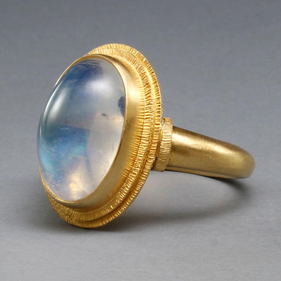 Steven Battelle 7.6 Carats Rainbow Moonstone Cabochon 18K Gold Ring In New Condition For Sale In Soquel, CA