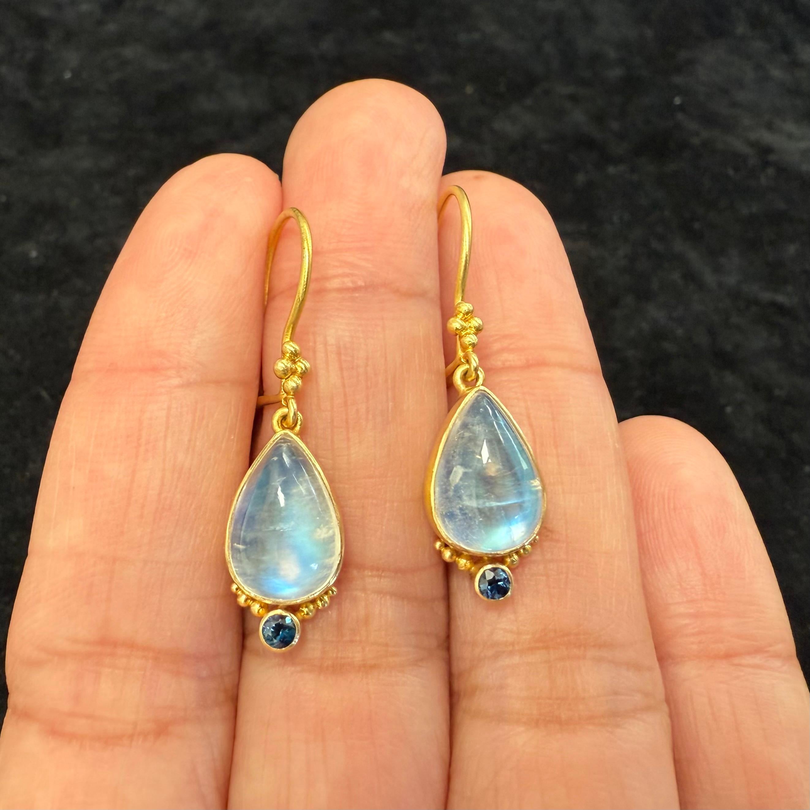 Contemporary Steven Battelle 7.7 Carats Rainbow Moonstone Blue Sapphire 18K Gold Earrings For Sale