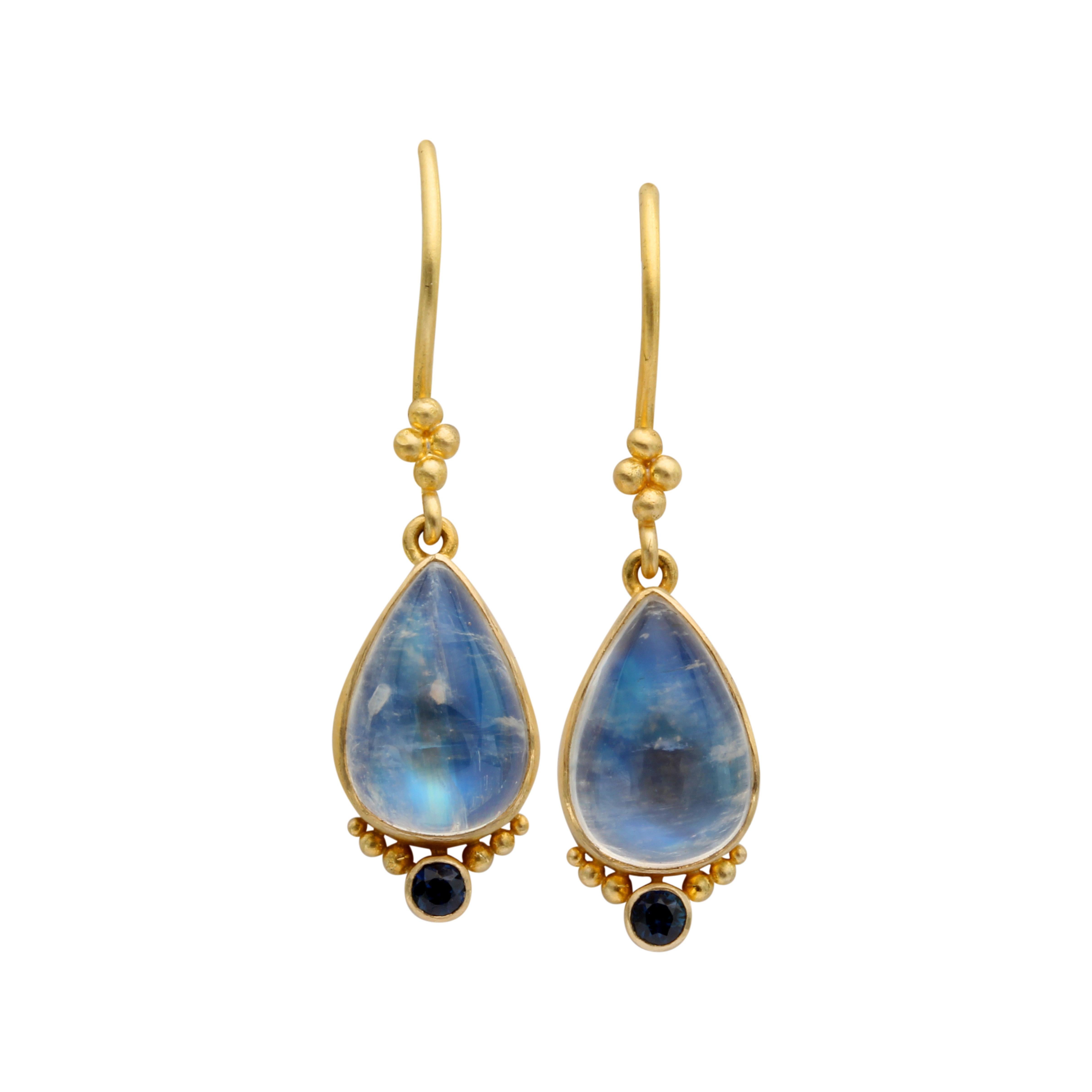 Steven Battelle 7.7 Carats Rainbow Moonstone Blue Sapphire 18K Gold Earrings In New Condition For Sale In Soquel, CA